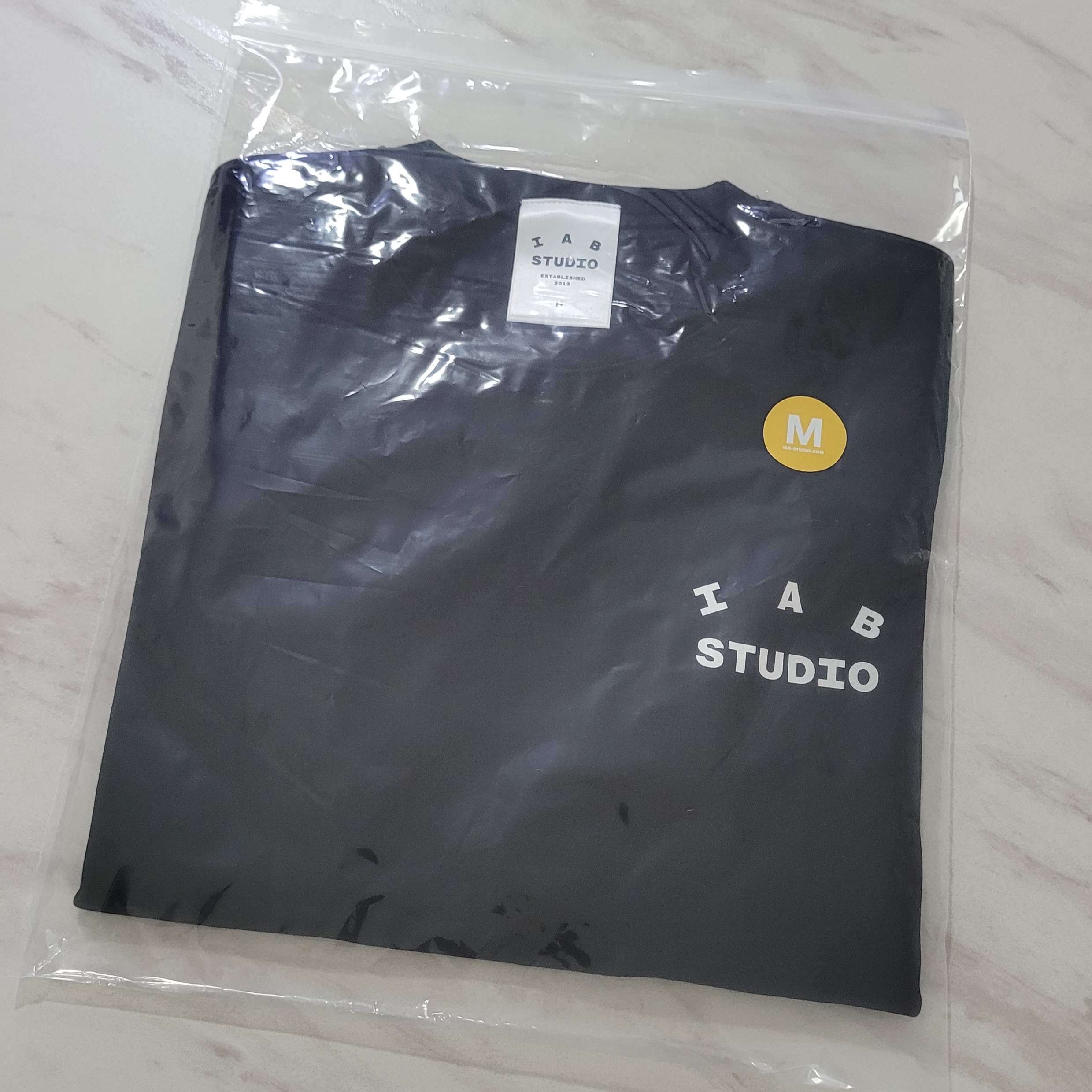 IAB Studio Basic T-Shirt Black White 착용 스타일 - 2