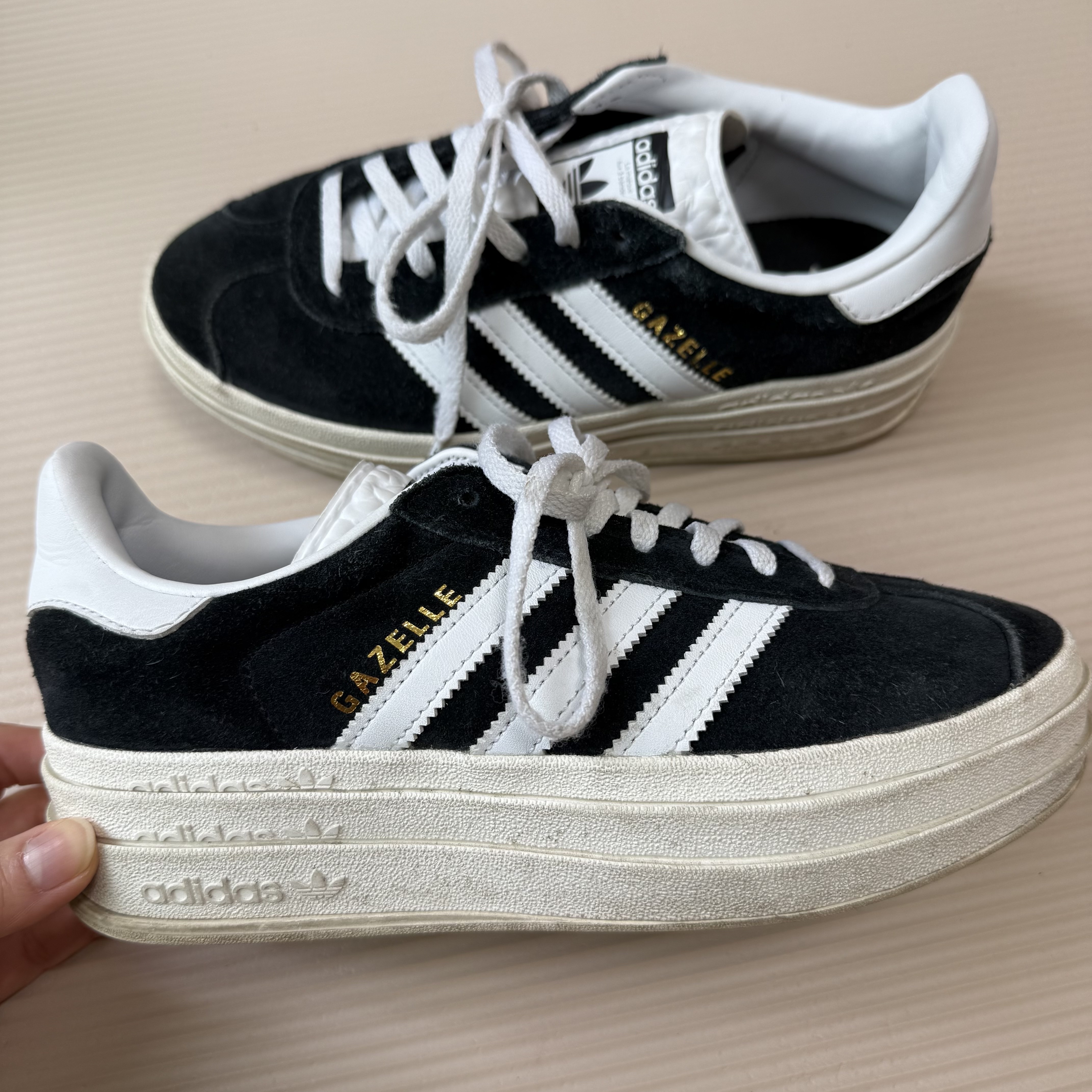 (W) Adidas Gazelle Bold Core Black Cloud White 착용 스타일 - 1
