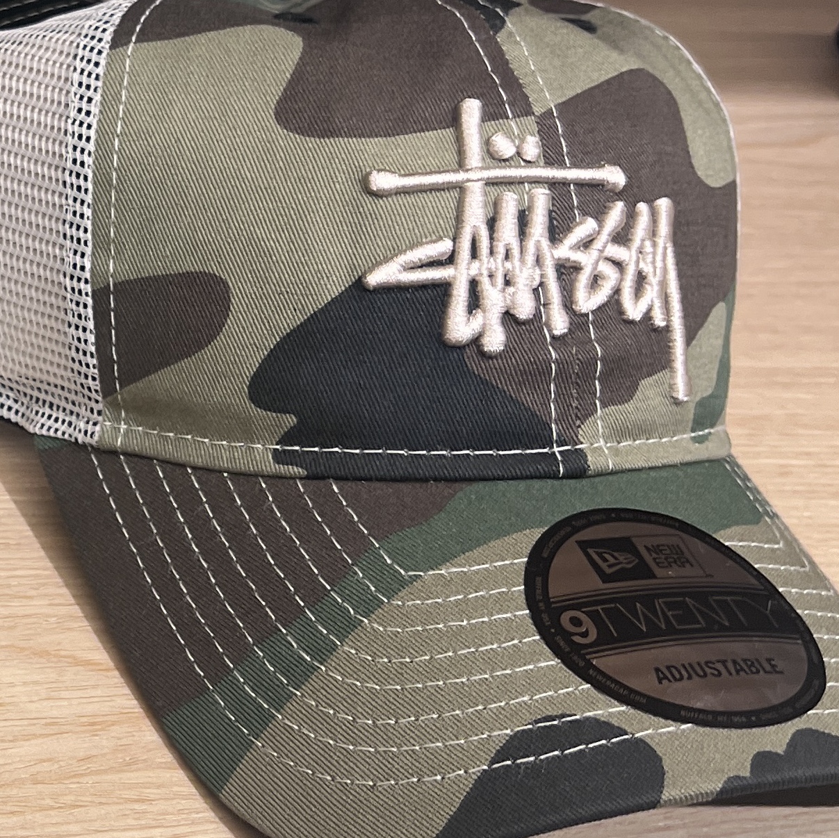 Stussy New Era 9twenty Basic Trucker Woodland Camo 착용 스타일