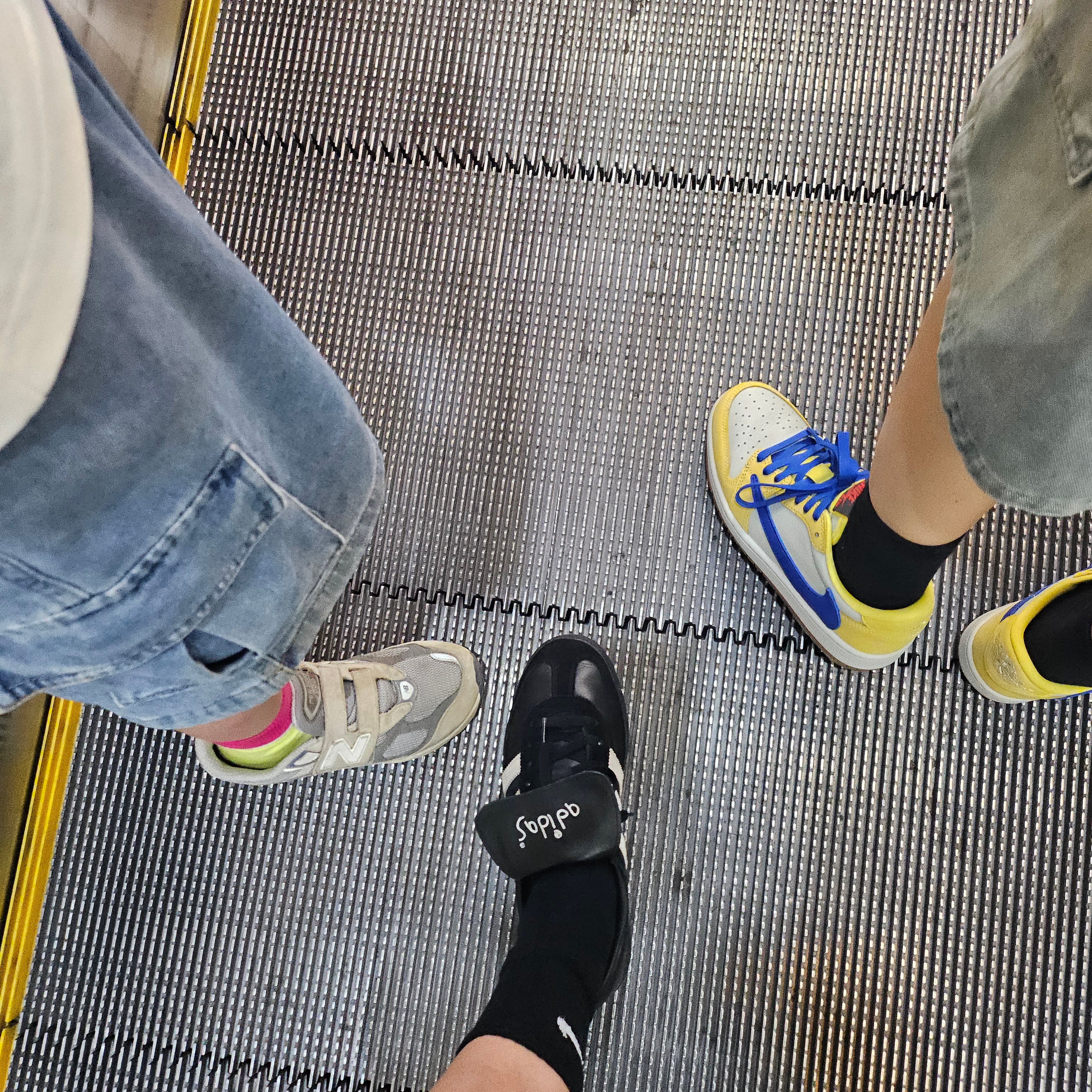 (W) Jordan 1 x Travis Scott Retro Low OG SP Canary, Adidas Spezial Handball Core Black Cloud White 착용 스타일 - 1
