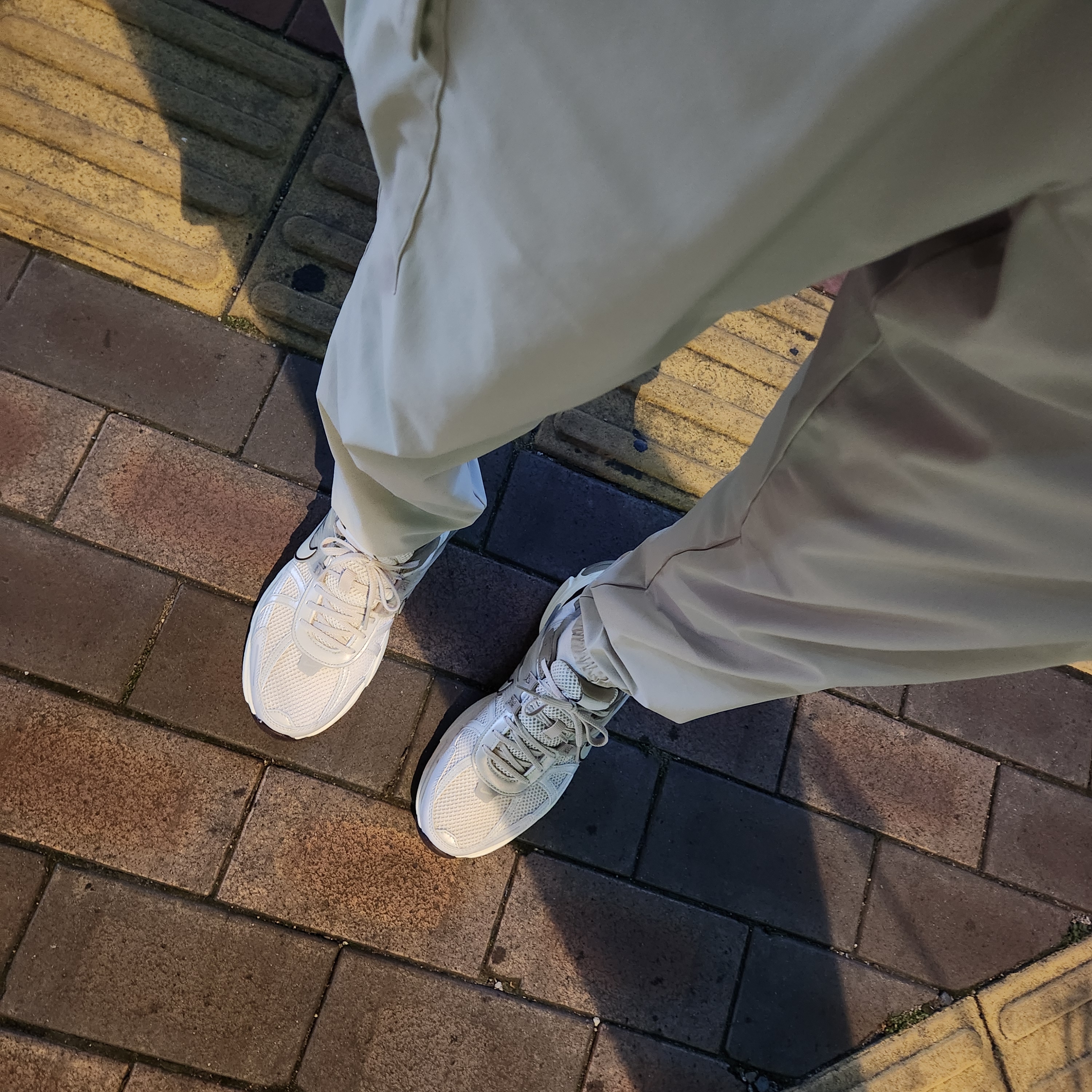 Nike V2K Run Light Orewood Brown Khaki 착용 스타일
