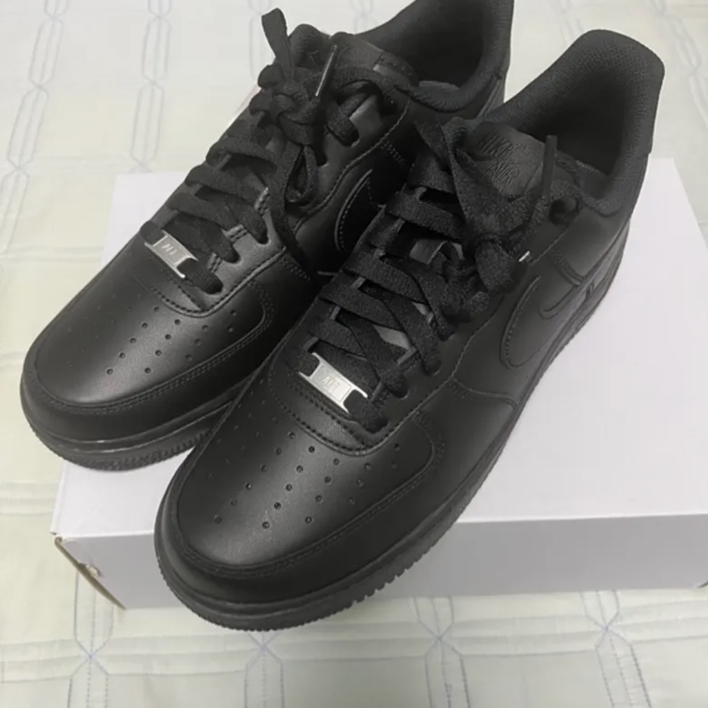 Nike Air Force 1 '07 Low Triple Black 착용 스타일