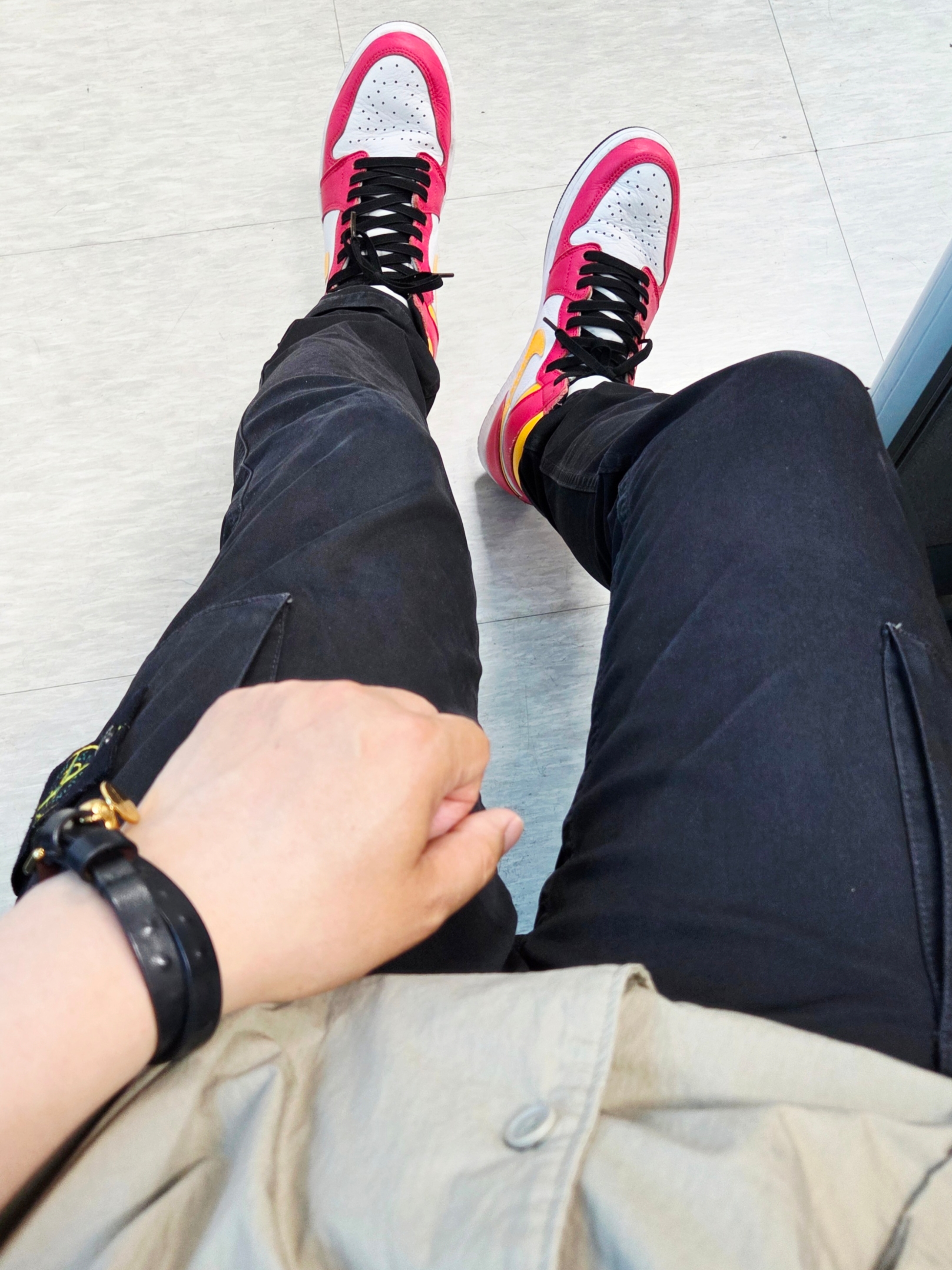 Jordan 1 Retro High OG Light Fusion Red, Alexander McQueen Gold Skull Strap Bracelet Black 착용 스타일