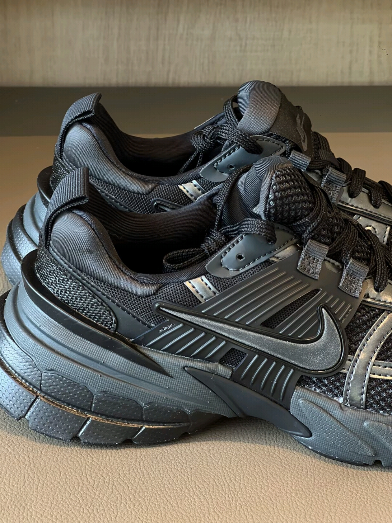 Nike V2K Run Black Anthracite 착용 스타일 - 5