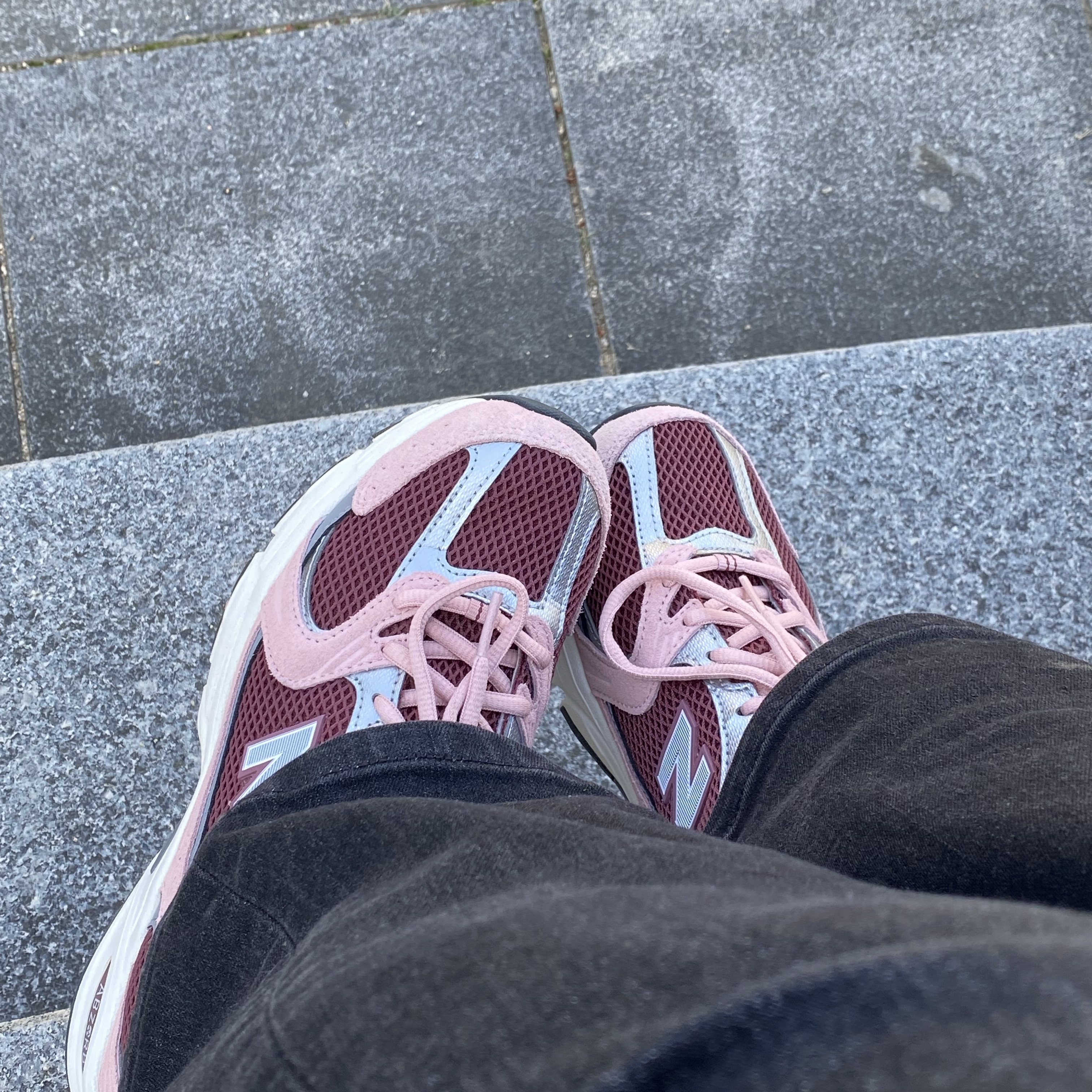 New Balance 530 Burgundy 착용 스타일