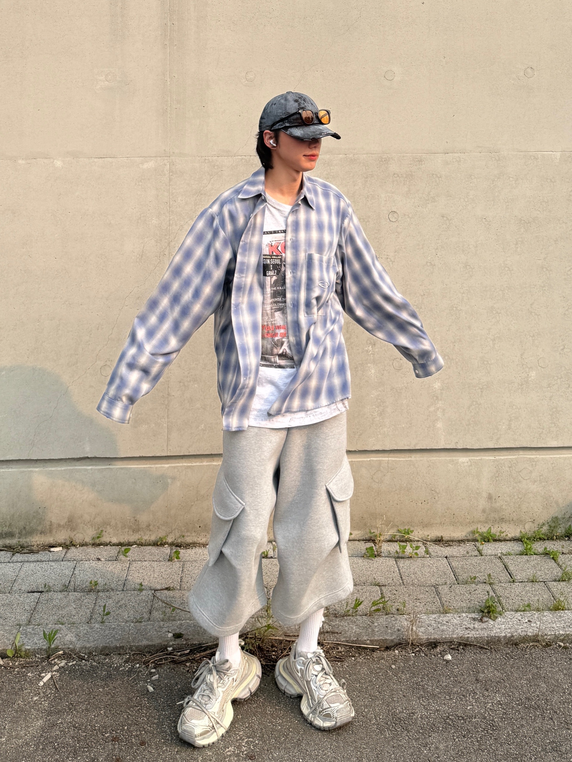 Balenciaga 3XL Sneakers Light Beige, GRAILZ x KOIN SEOUL Magazine T-Shirts Melange Grey 착용 스타일 - 7