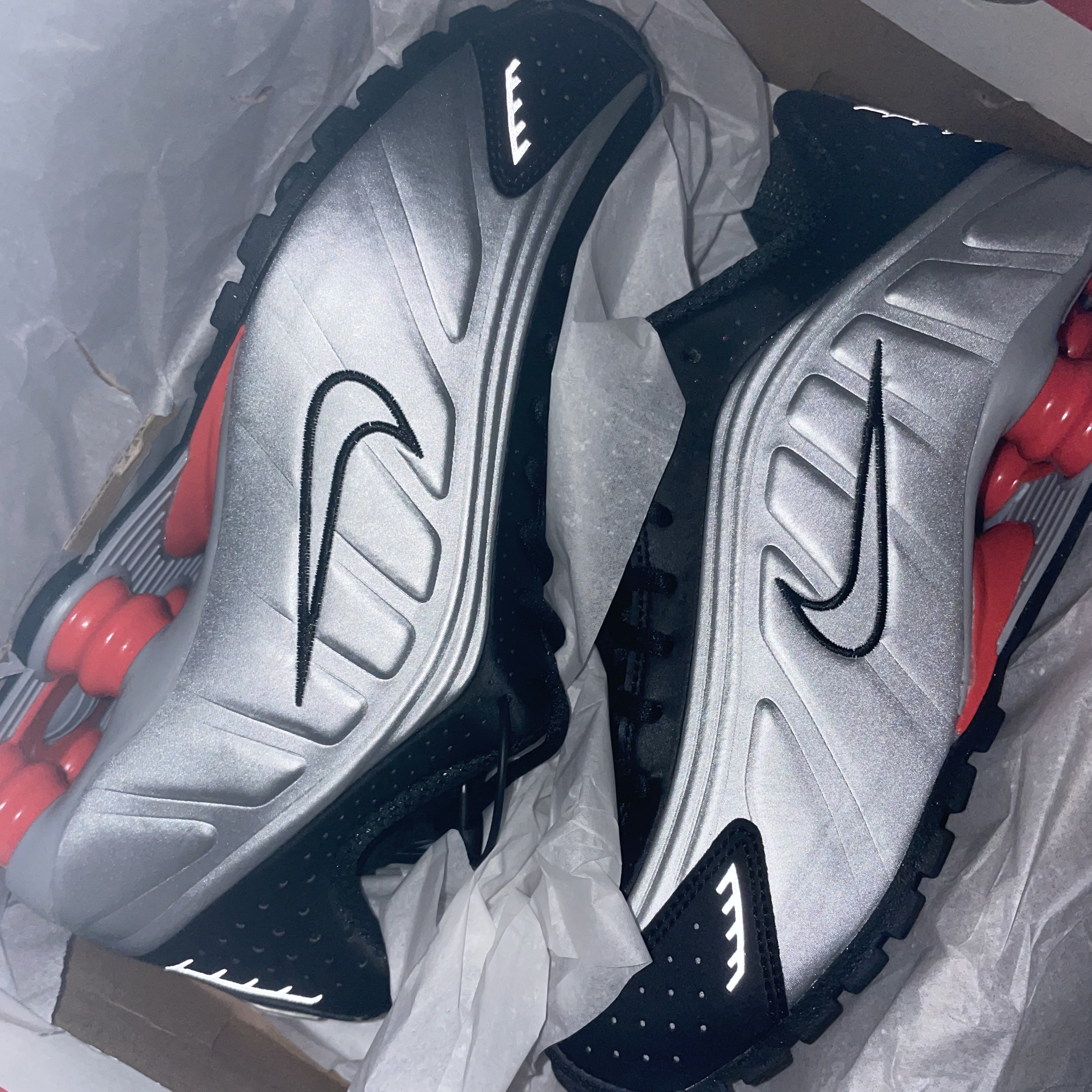 Nike Shox R4 Metallic Silver Red 착용 스타일