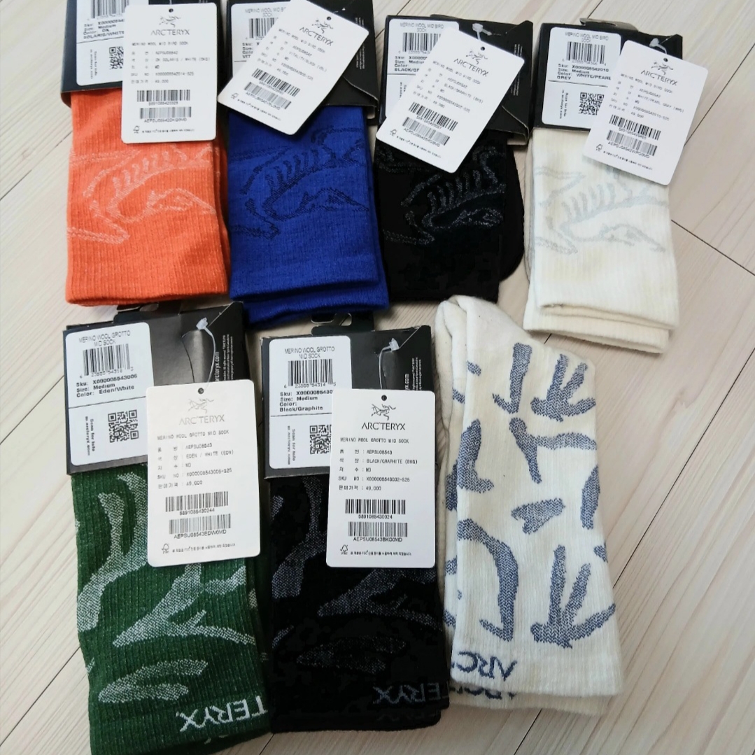 Arc'teryx Merino Wool Grotto Mid Sock Eden White, Arc'teryx Merino Wool Grotto Mid Sock Black Graphite 착용 스타일 - 1