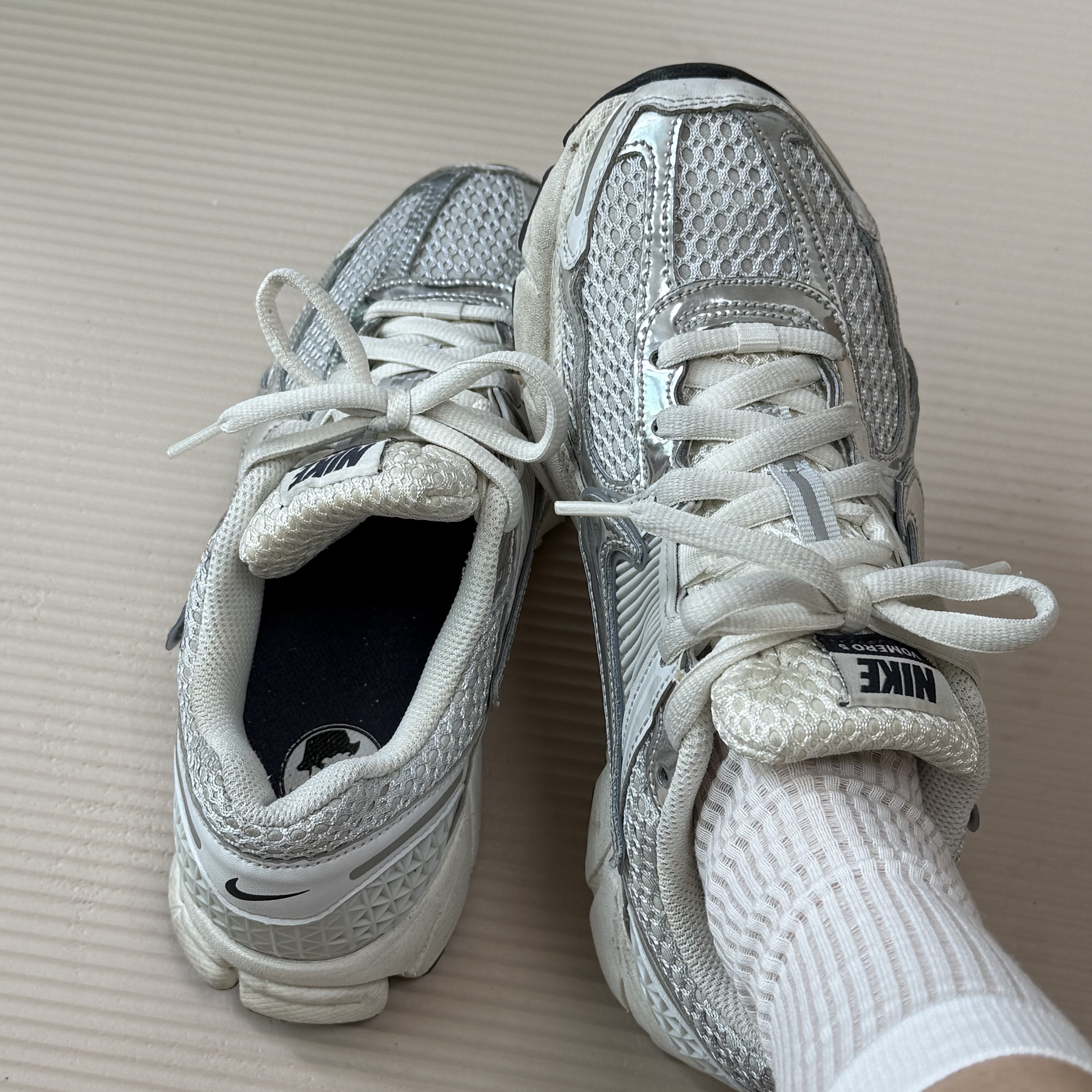 (W) Nike Zoom Vomero 5 Photon Dust and Metallic Silver 착용 스타일 - 2