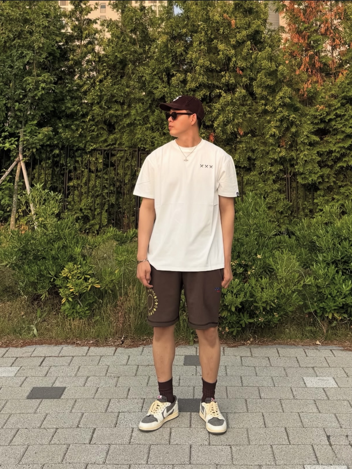 Jordan 1 x Travis Scott Retro Low OG SP Sail and Ridgerock, Supreme Corduroy S Logo 6-Panel Dark Brown - 24FW 착용 스타일 - 4