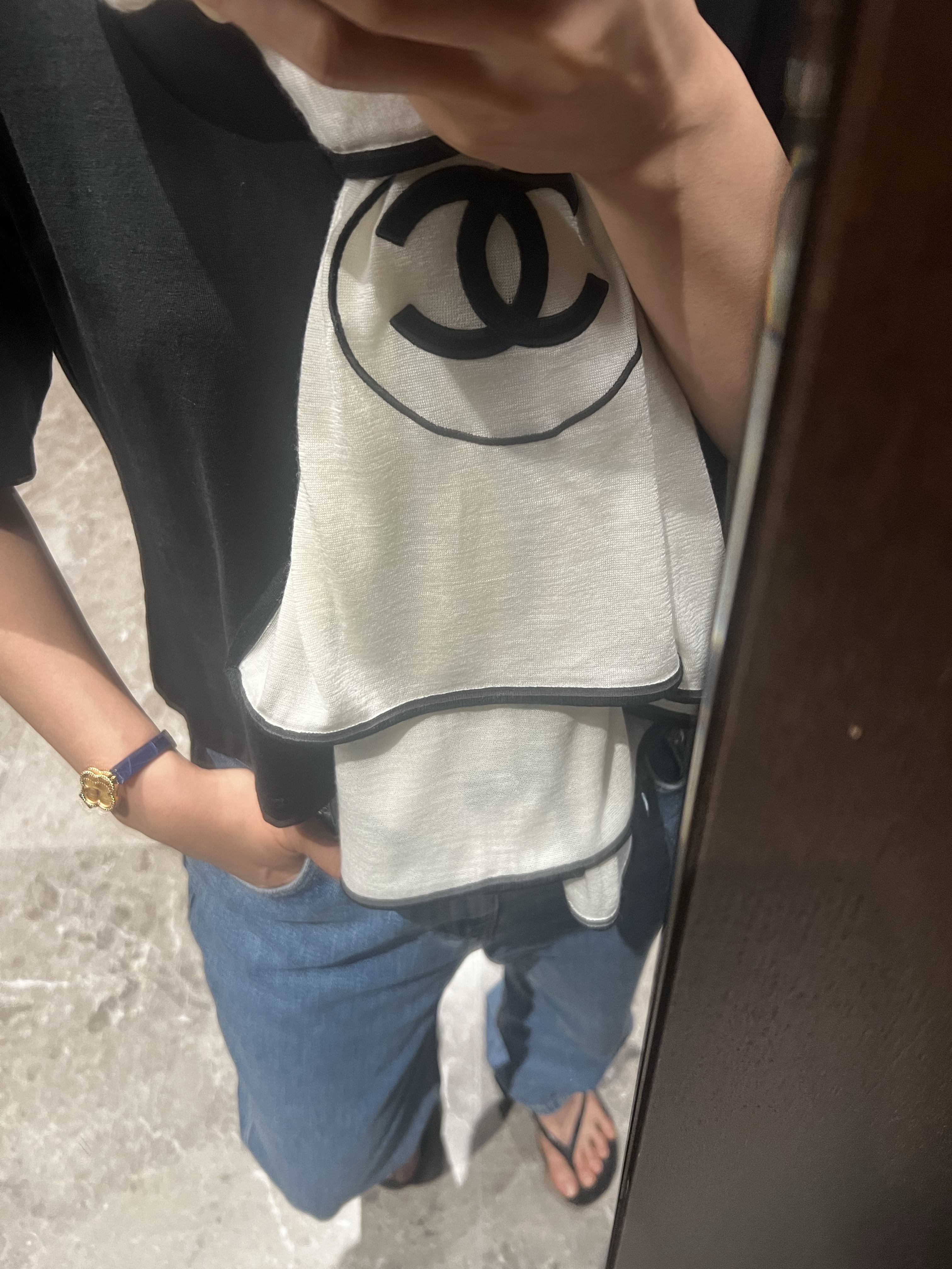 (W) Chanel Scarf Cashmere Silk & Ivory Black 착용 스타일 - 1