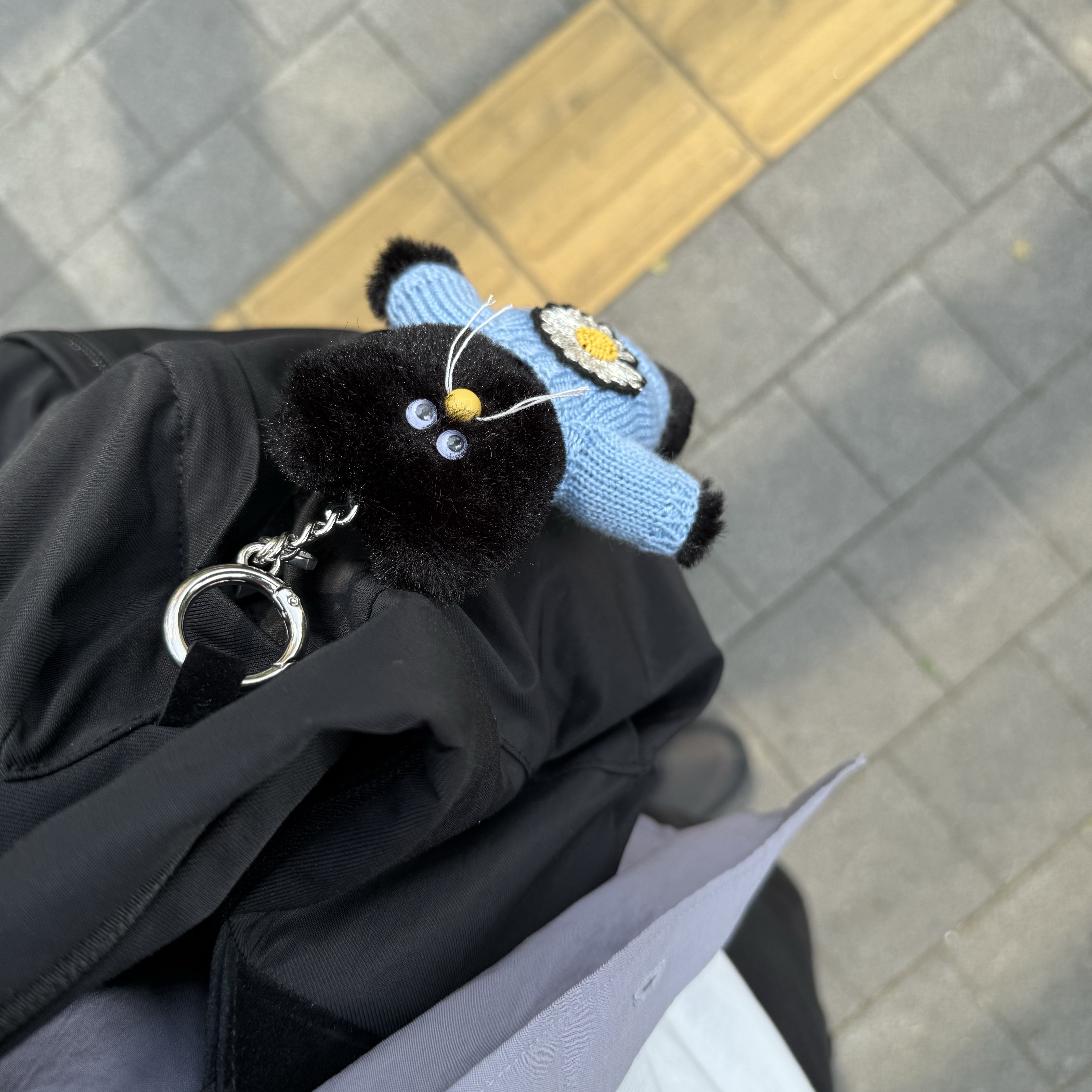 Monamhee x Peaceminusone Daihee Plush Keyring, Polyteru 2pk Draw Bag Black 착용 스타일 - 2
