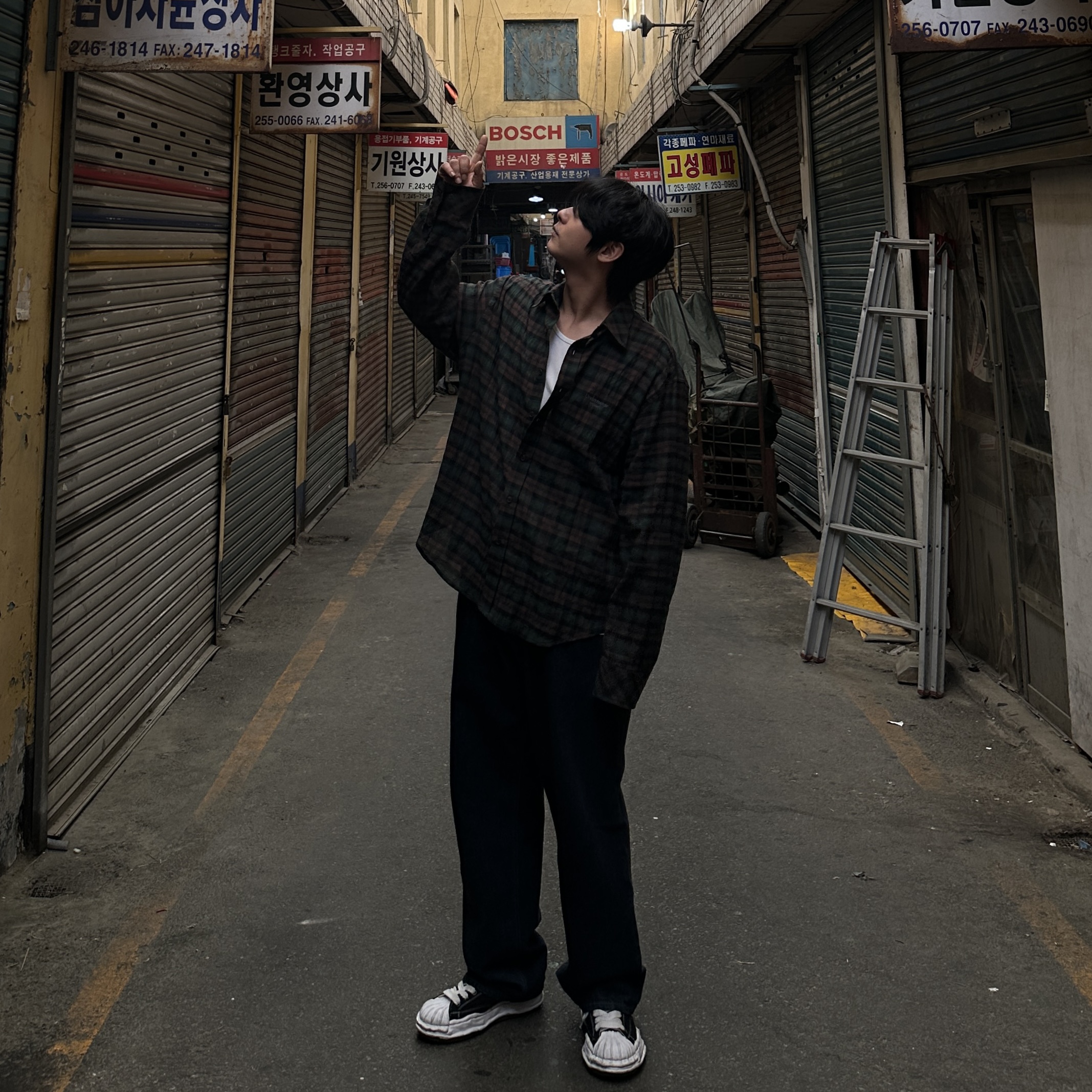 Undermycar Mu.116 Original Logo Basic Long Sleeve Check Shirts Green Brown, Maison Mihara Yasuhiro Blakey OG Sole Canvas Low-top Sneakers Black White 착용 스타일