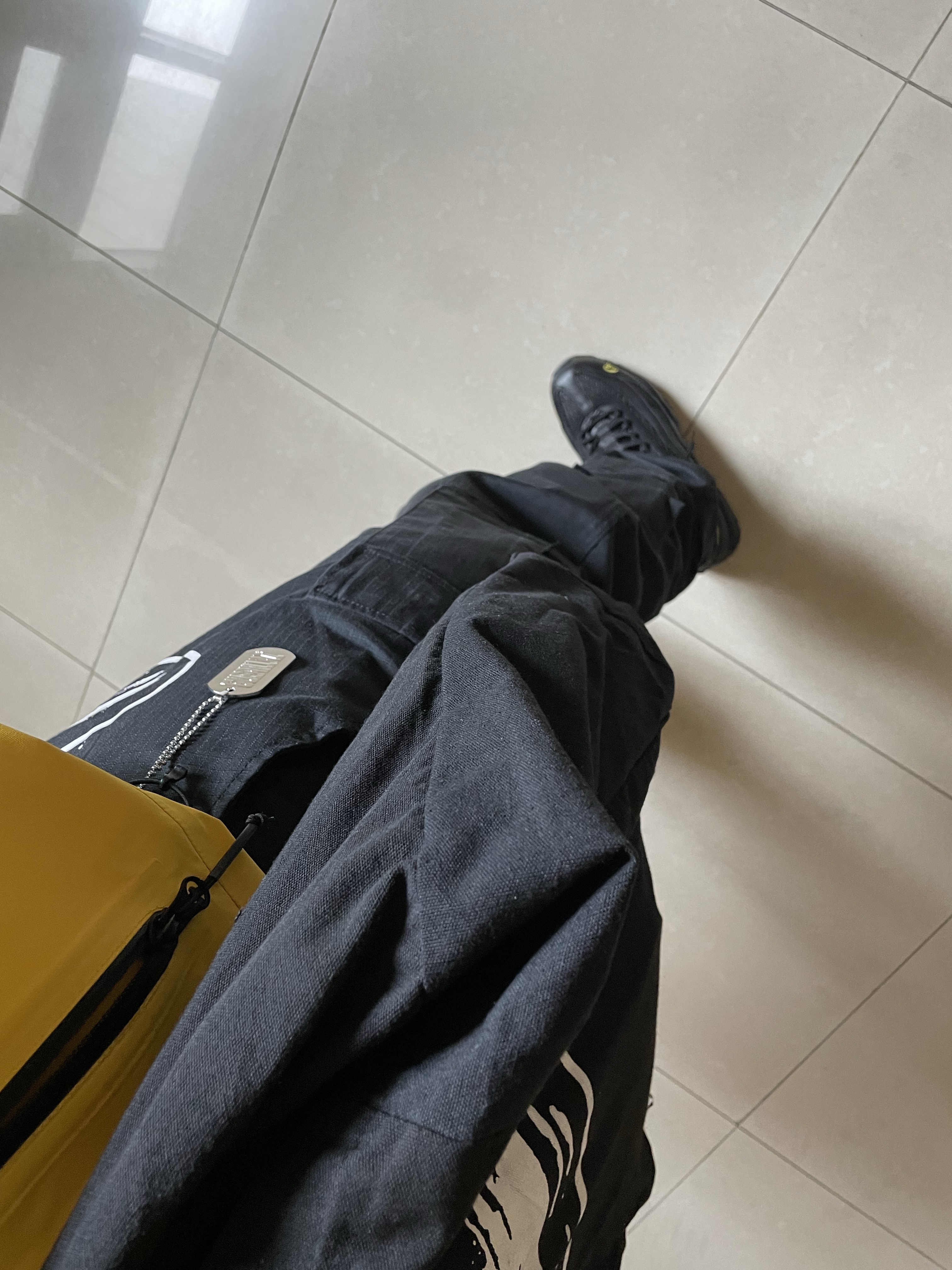 Corteiz 5 Starz Special Edition Guerillaz Cargo Pants Black, Nike x Corteiz Air Max 95 Black and Tour Yellow 착용 스타일 - 2