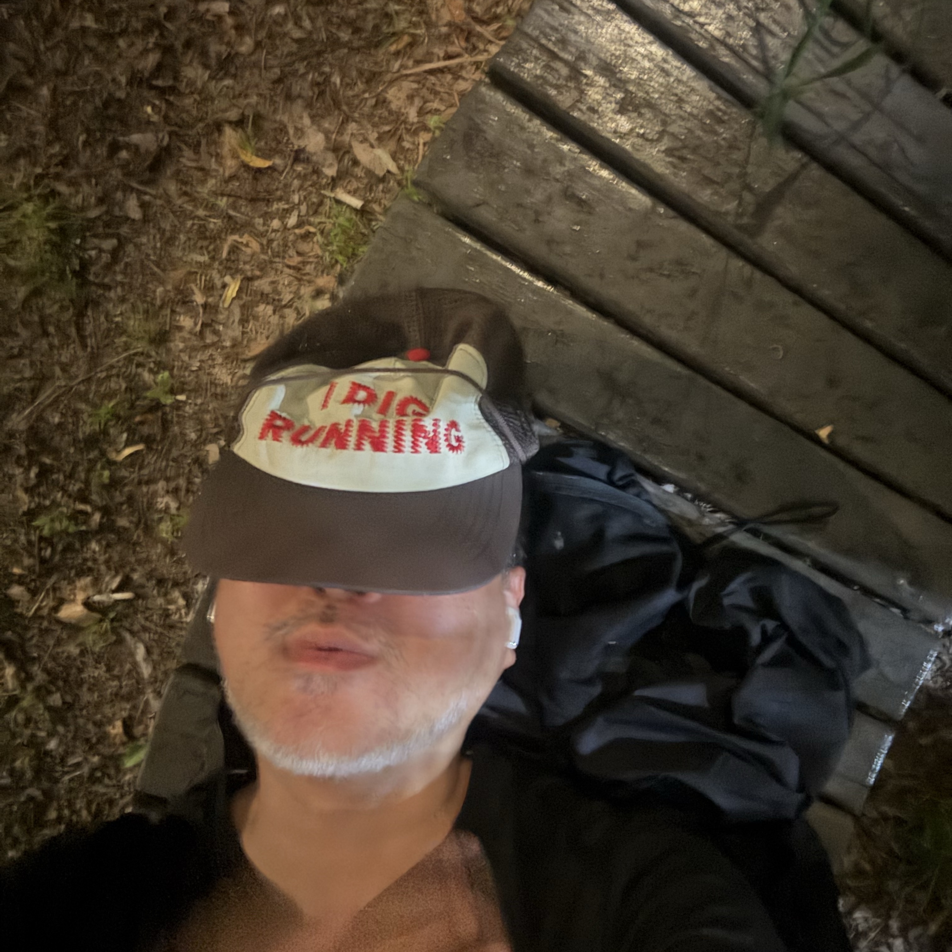 Alex Zono I Dig Running Trucker Hat OG Brown 착용 스타일 - 4
