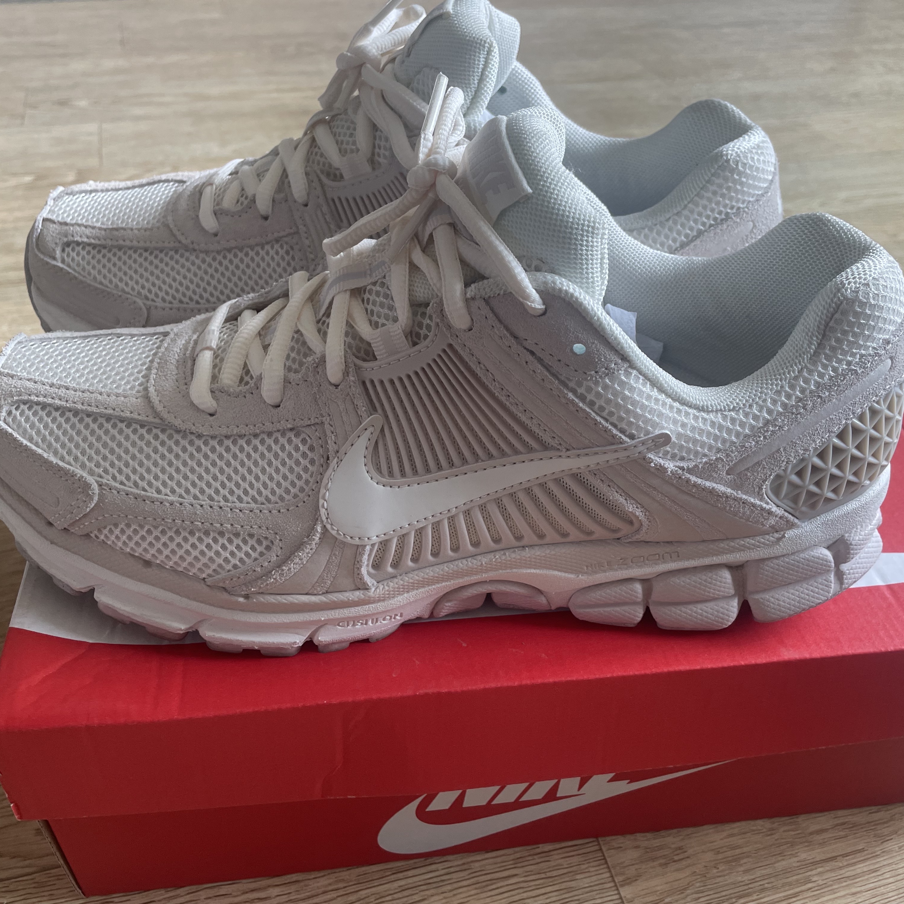 Nike Zoom Vomero 5 Light Orewood Brown 착용 스타일