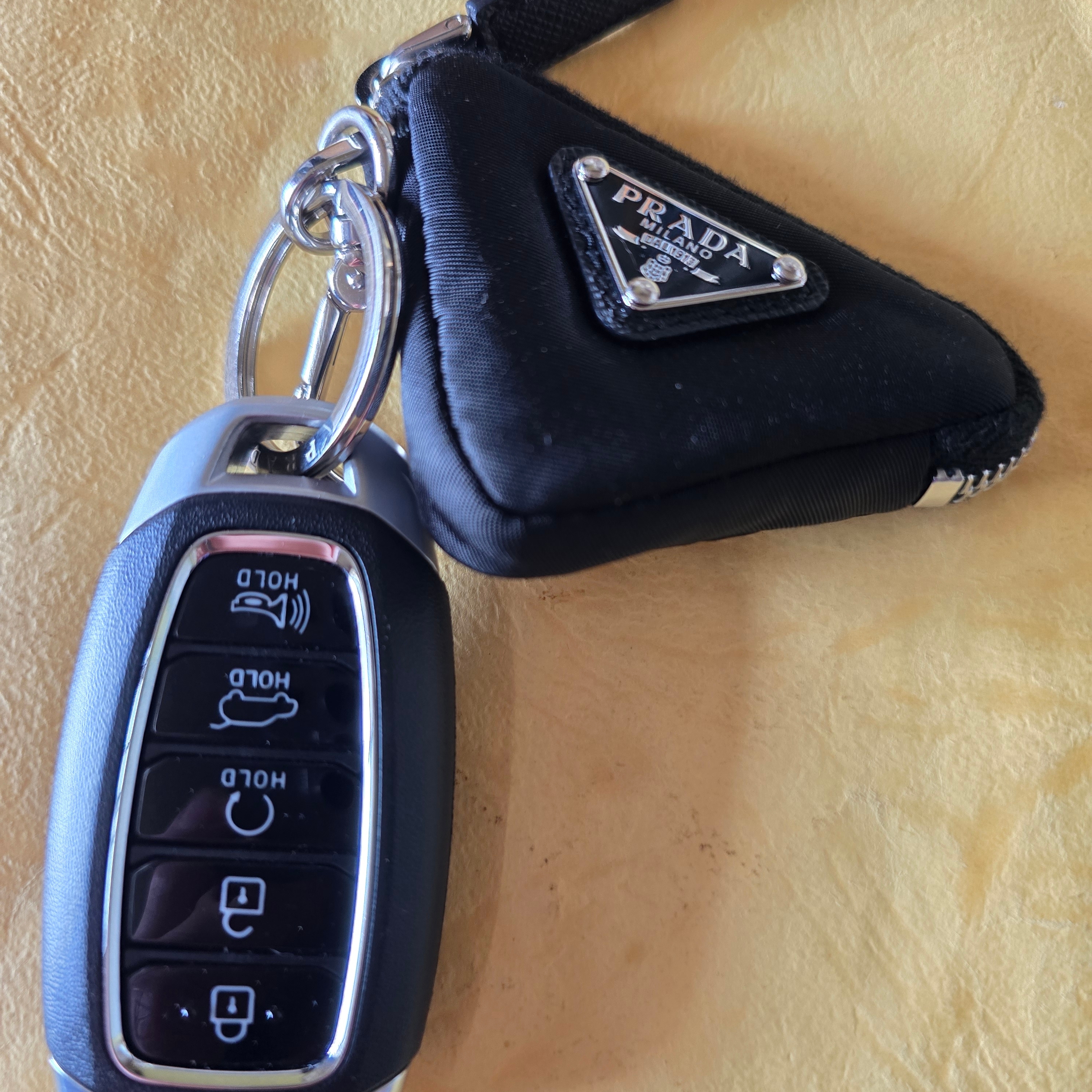 Prada Triangle Logo Pouch Keyring Black 착용 스타일 - 1