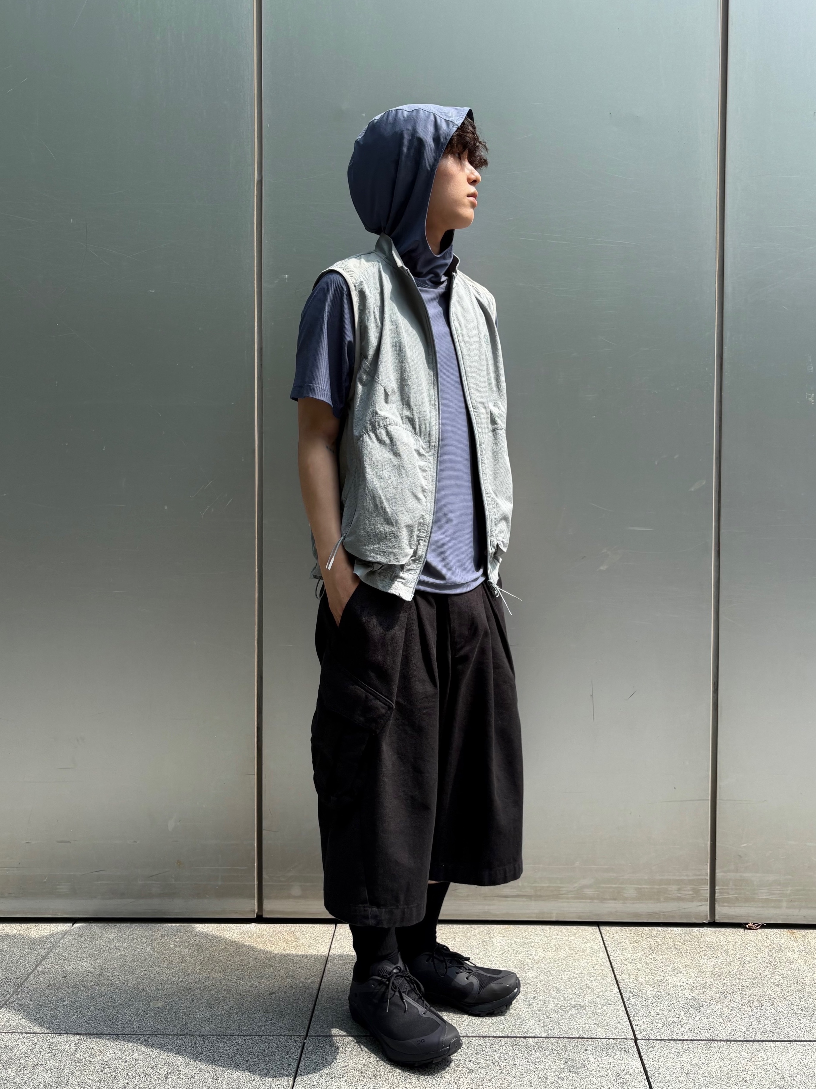 Sansan Gear Hoodied Pocket T-Shirt Blue, Sansan Gear Terraface Vest Blue Grey 착용 스타일 - 1