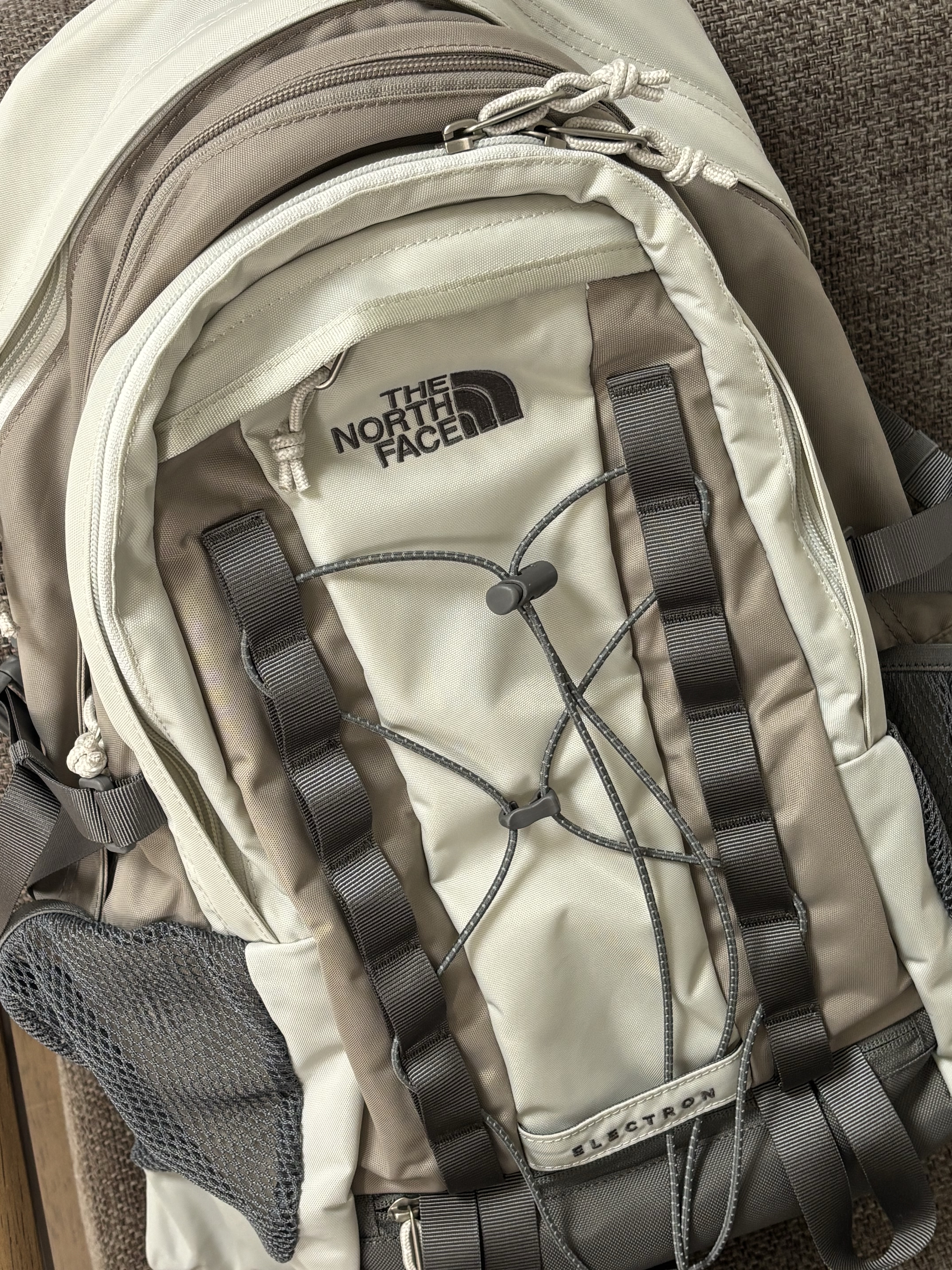 The North Face Electron Backpack White Sand 착용 스타일
