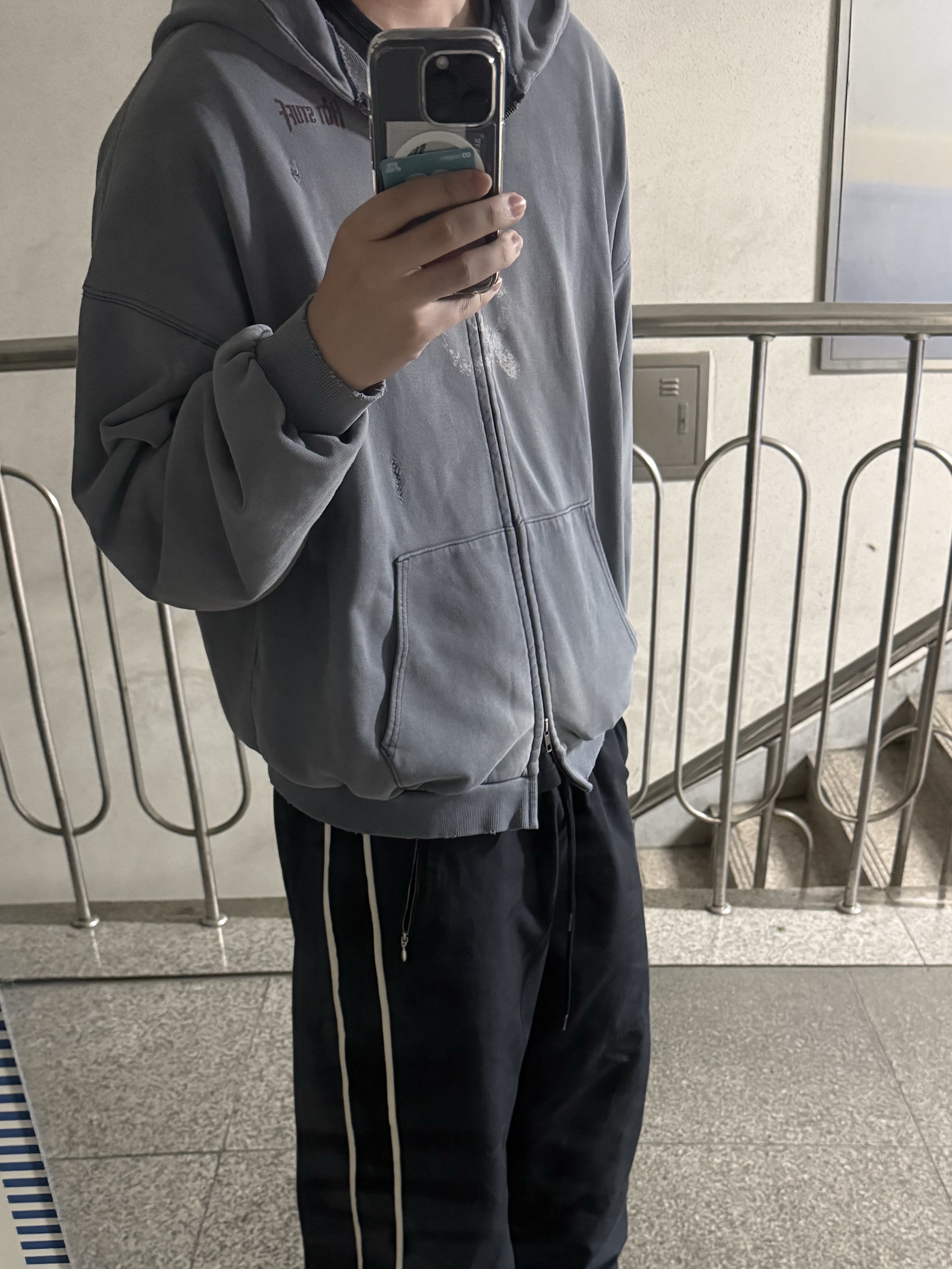Polyteru 1011 Nylon Track Pants Dark Navy 착용 스타일