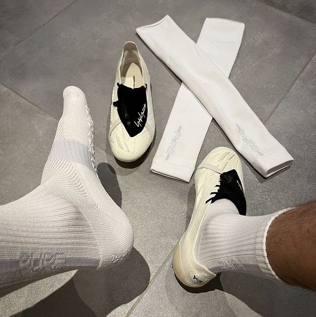 Y-3 Predator Elite Foldover Tongue FG Cloud White Core Black 착용 스타일 - 1