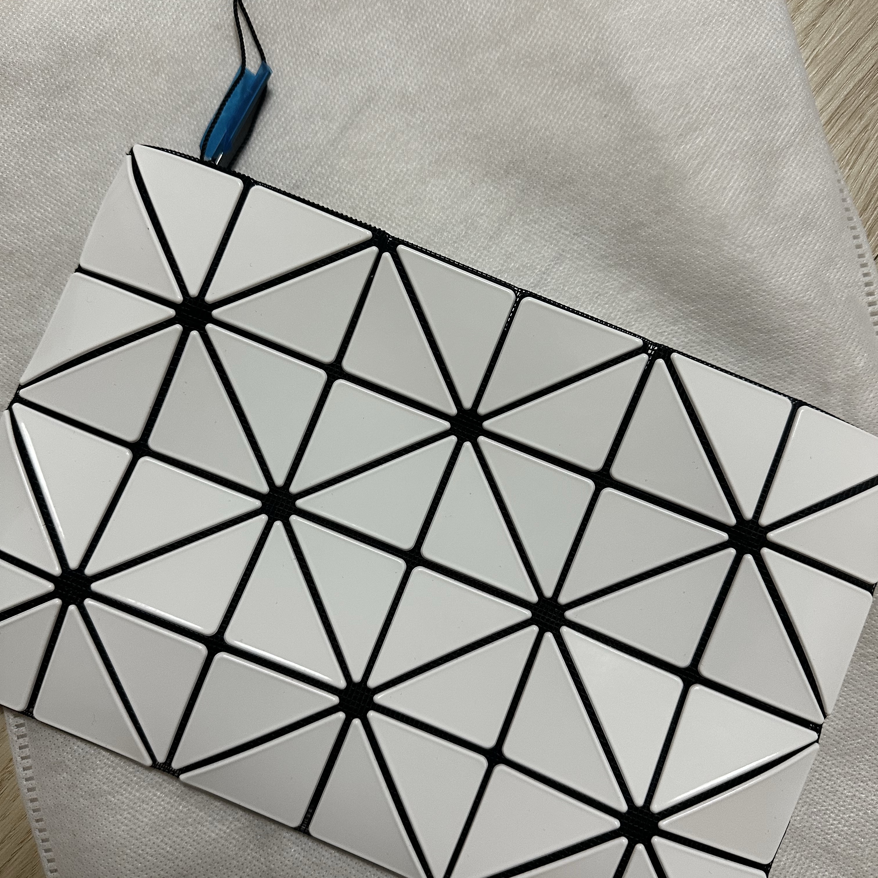 Bao Bao Issey Miyake Lucent Pouch White 착용 스타일 - 2