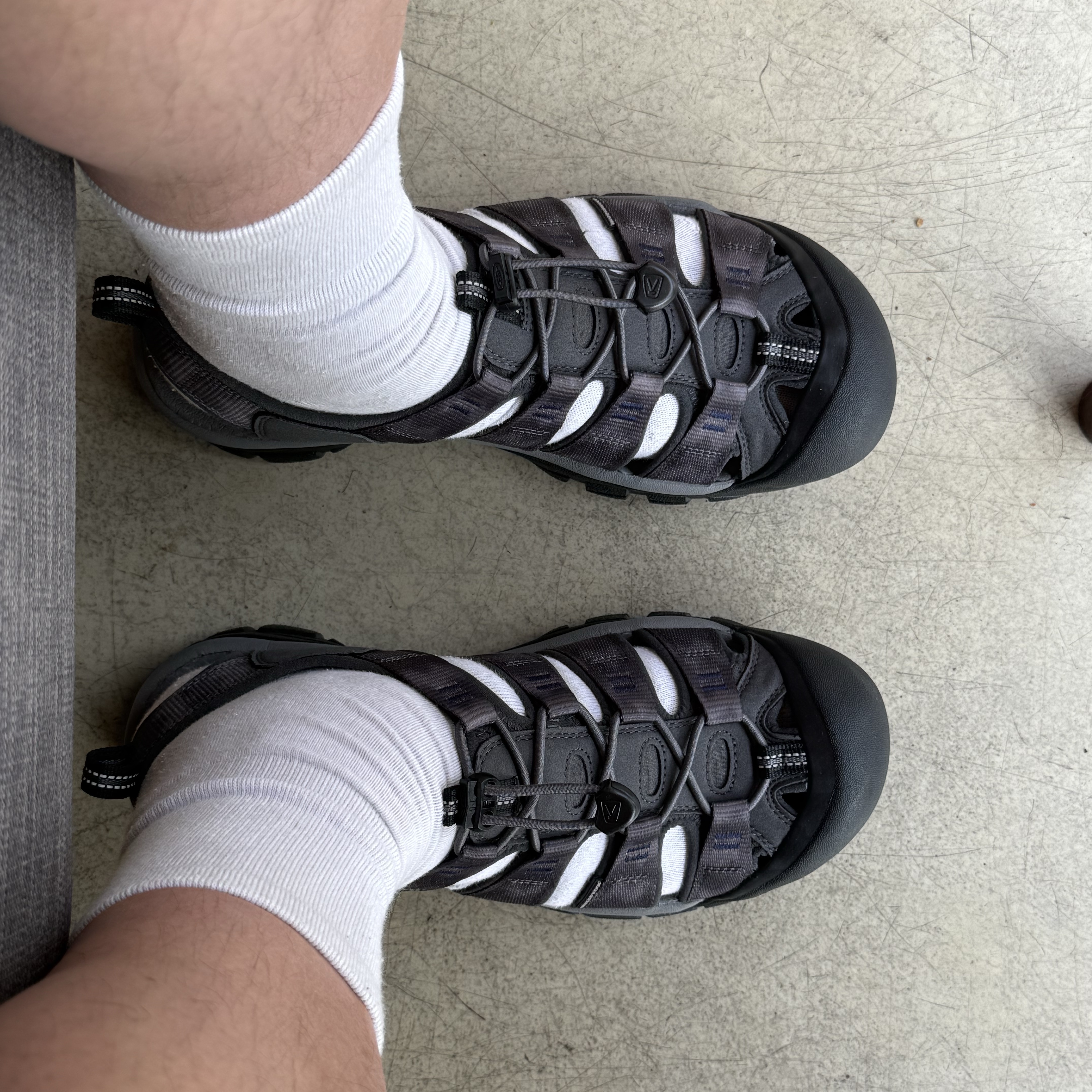 Keen Newport H2 Sandal Men Magnet/Steel Grey 착용 스타일