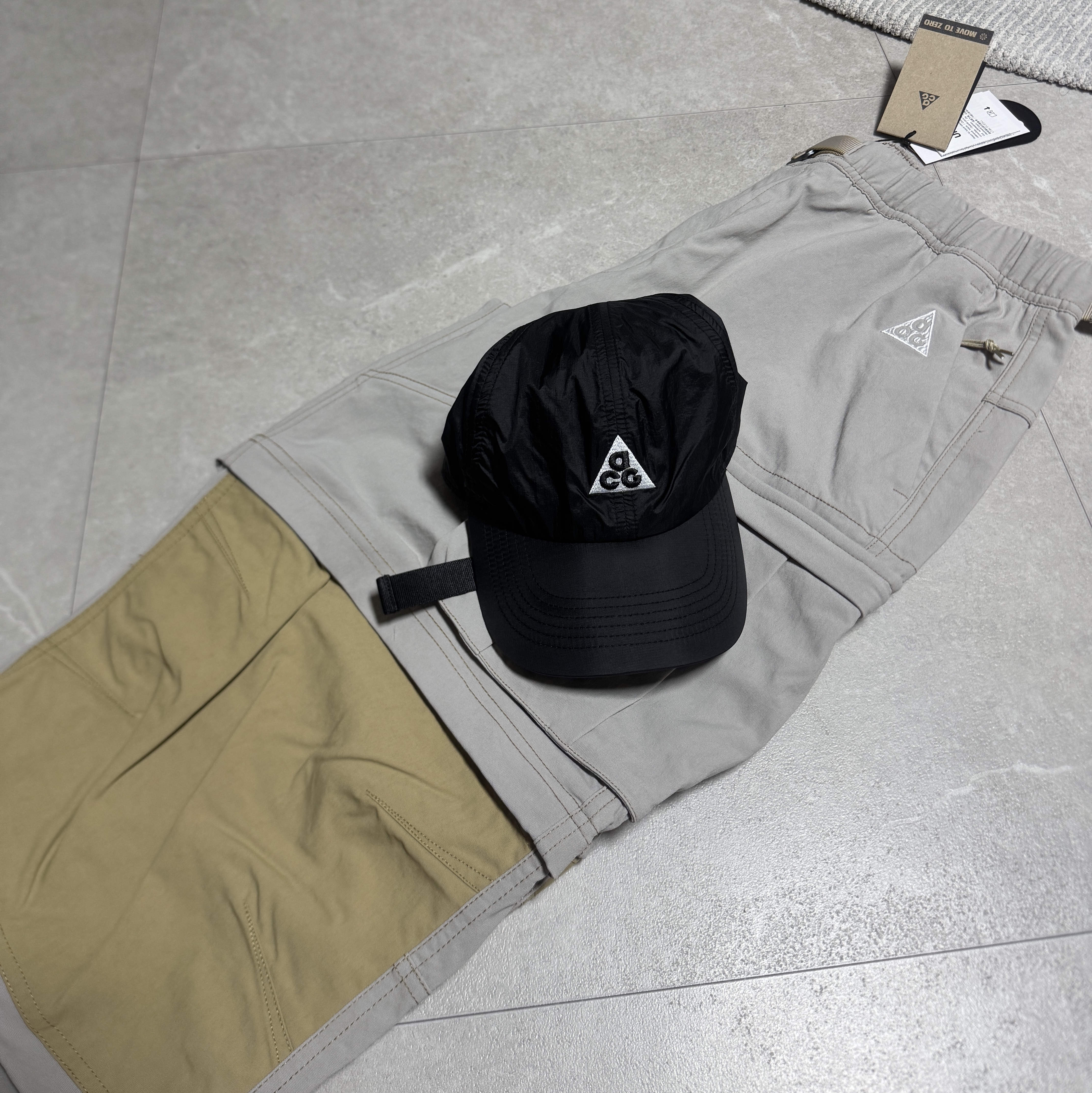 Human Made x Kaws Graphic T-Shirt White - Seoul Store Exclusive, New Balance 992 Made in USA Core Grey Silver Metallic 착용 스타일 - 4