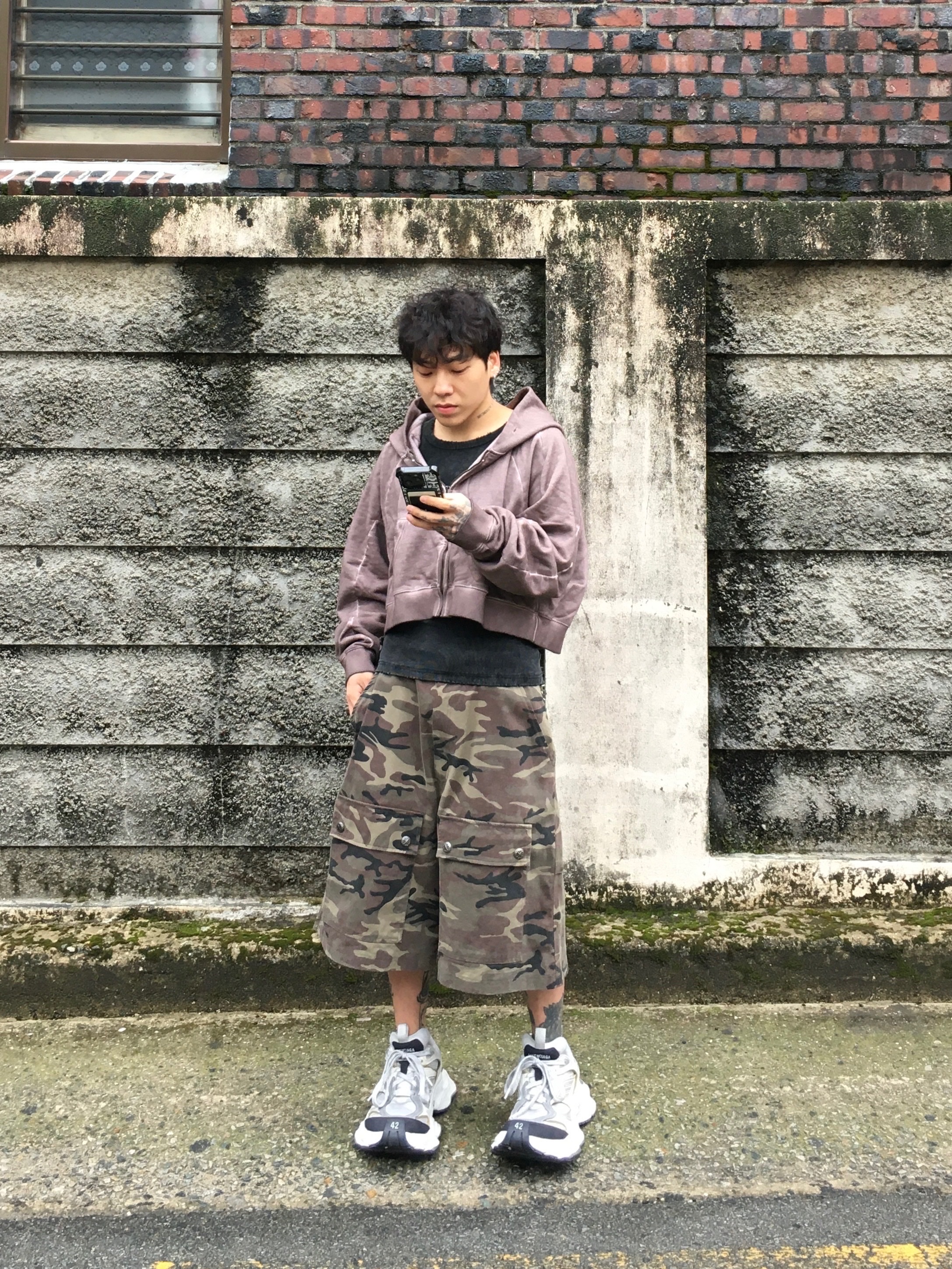 Balenciaga Cargo Sneakers White Grey 착용 스타일 - 3