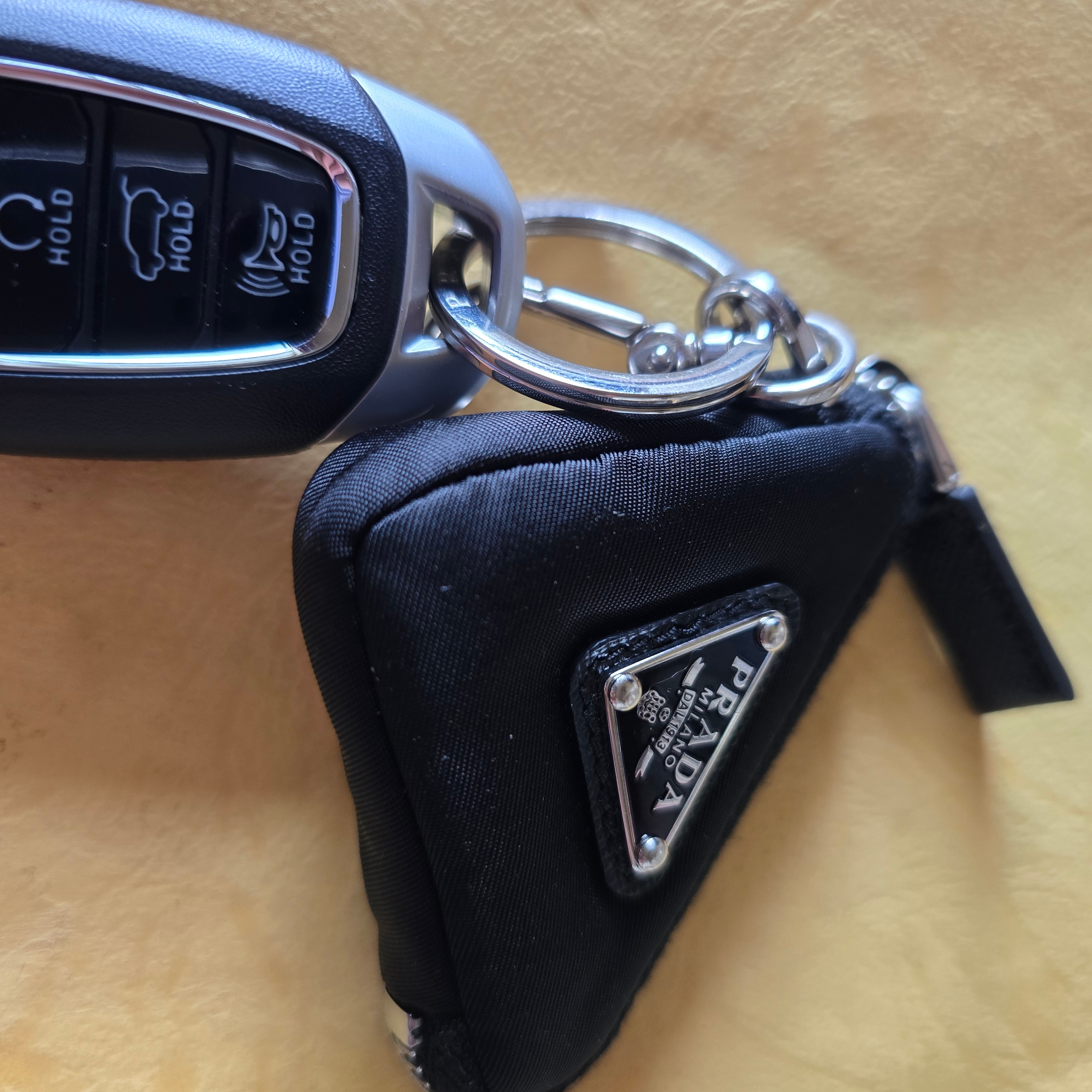 Prada Triangle Logo Pouch Keyring Black 착용 스타일 - 2