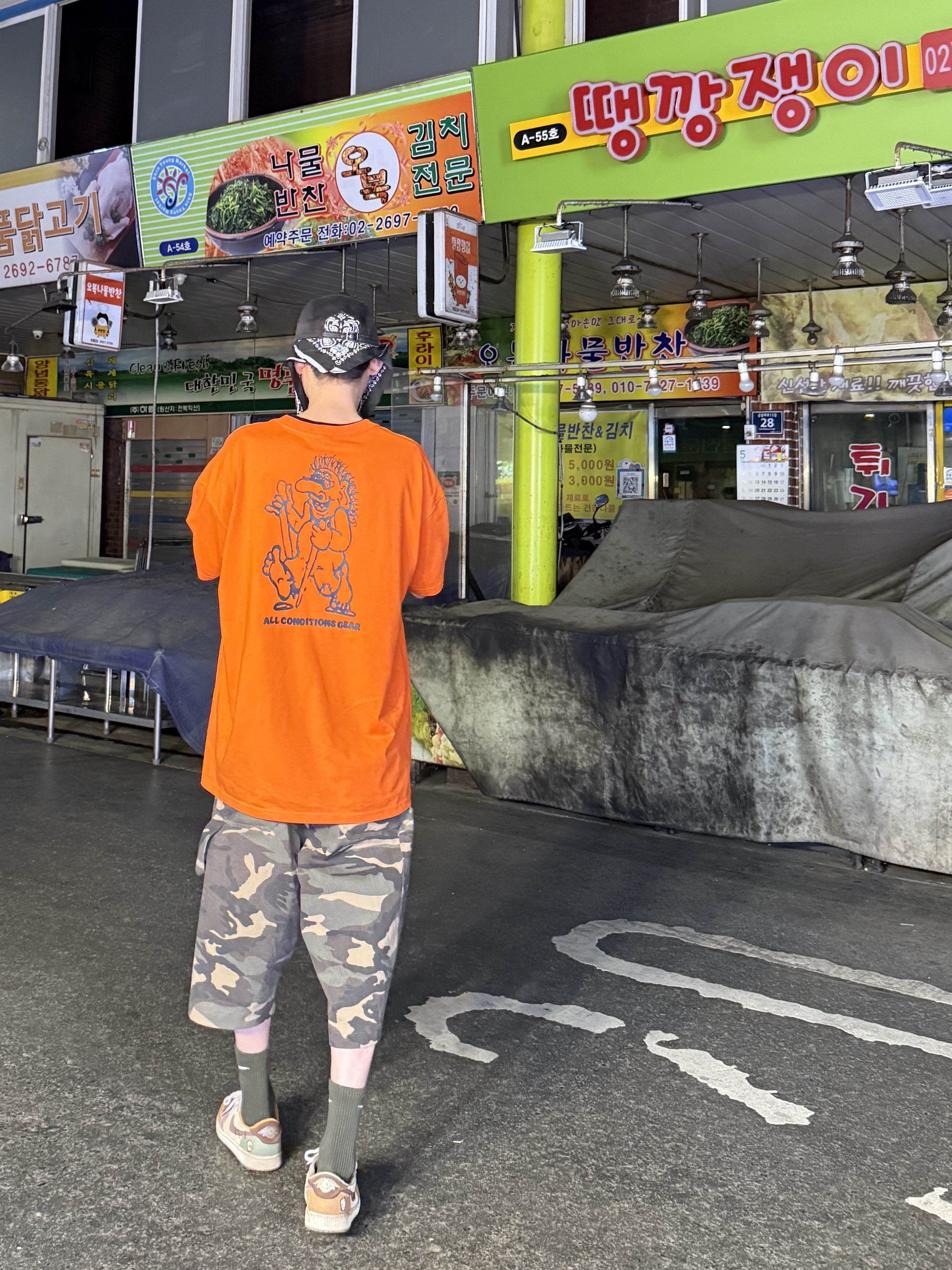 Jordan 1 x Zion Williamson Retro Low OG Flax and Oil Green, SLOW RECORD HOUSE Carpenter Bermuda Wide Camo Pants Vintage Green 착용 스타일 - 5