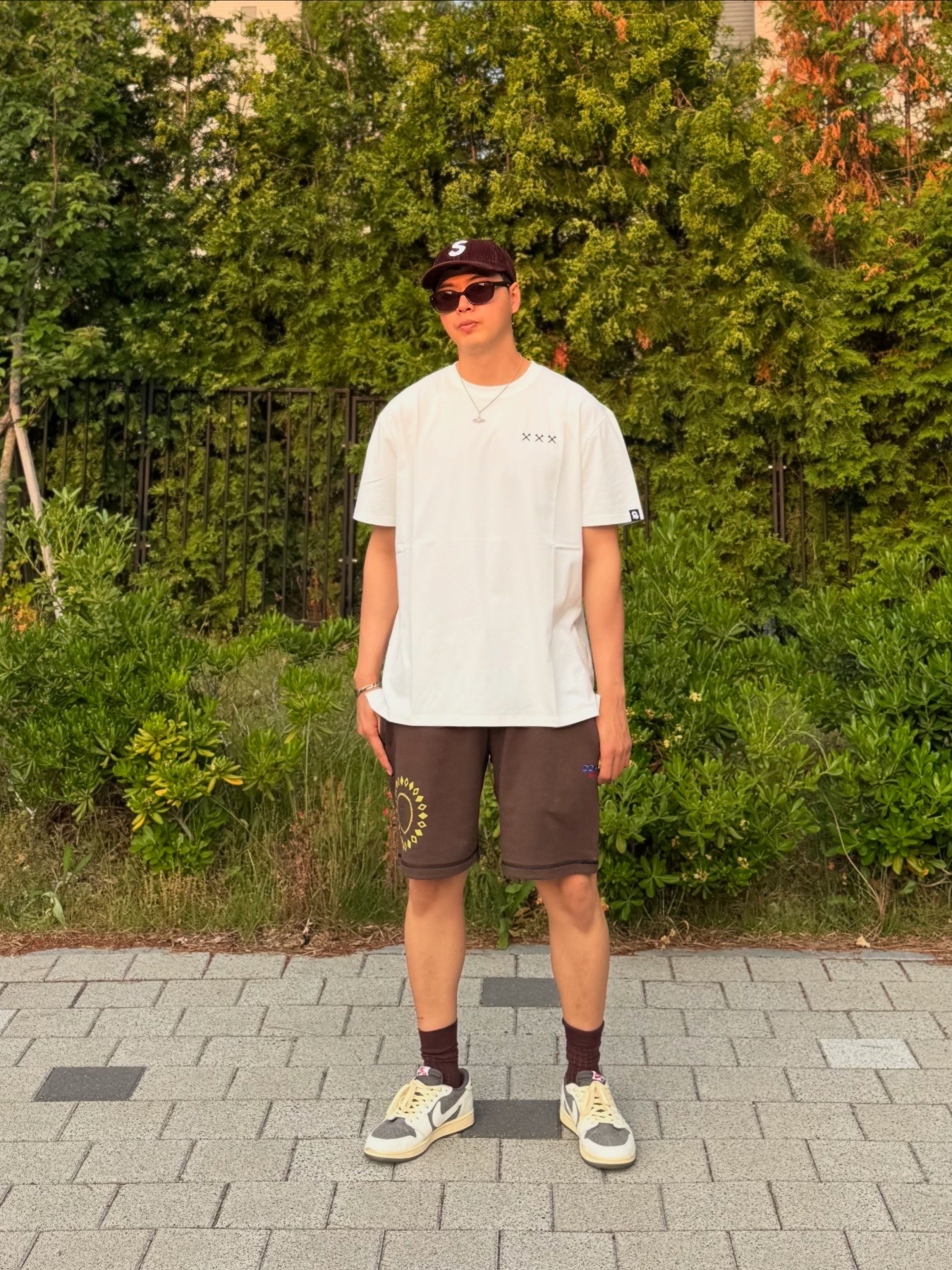Jordan 1 x Travis Scott Retro Low OG SP Sail and Ridgerock, Supreme Corduroy S Logo 6-Panel Dark Brown - 24FW 착용 스타일 - 1