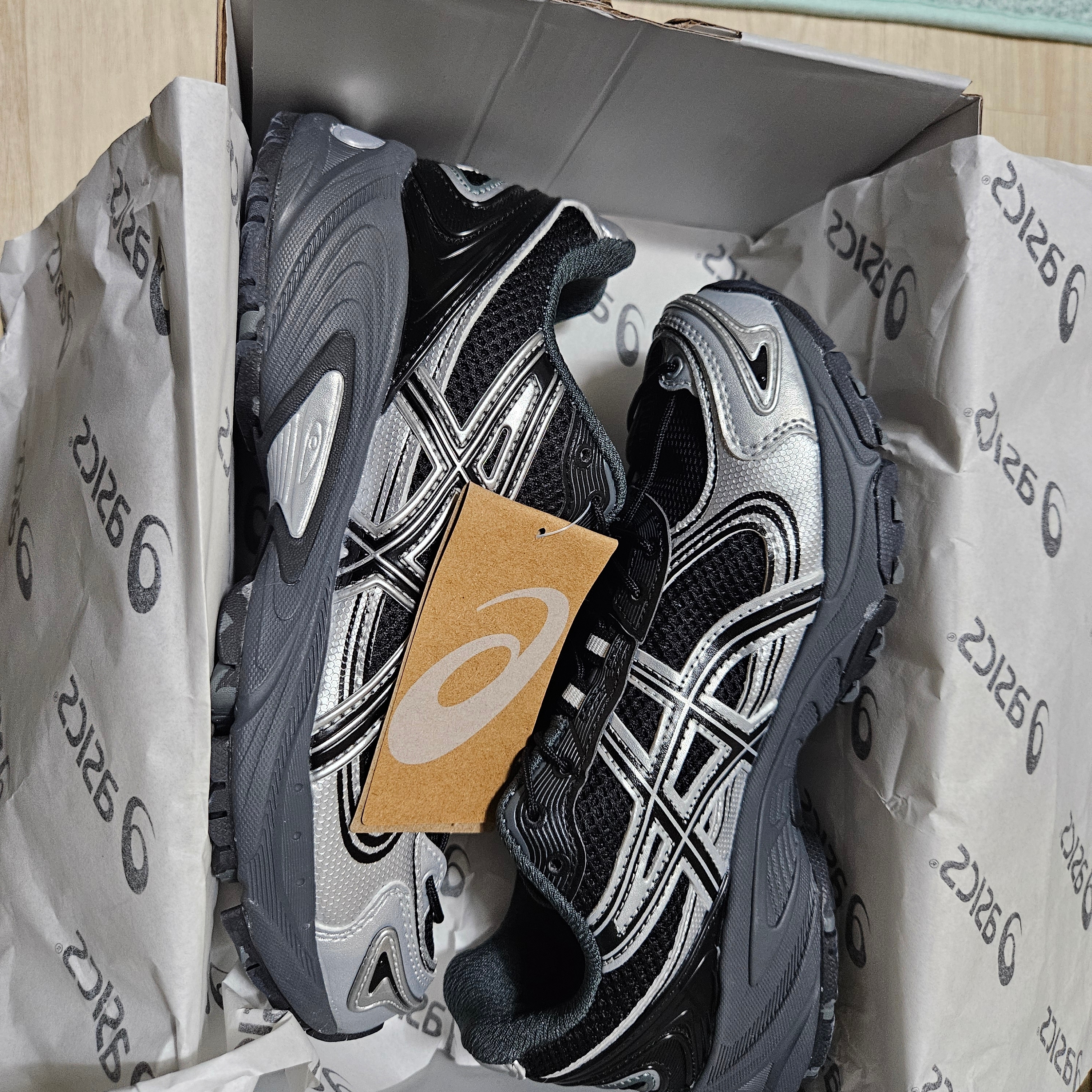 Asics Gel-Kahana TR V4 Carbon Black 착용 스타일