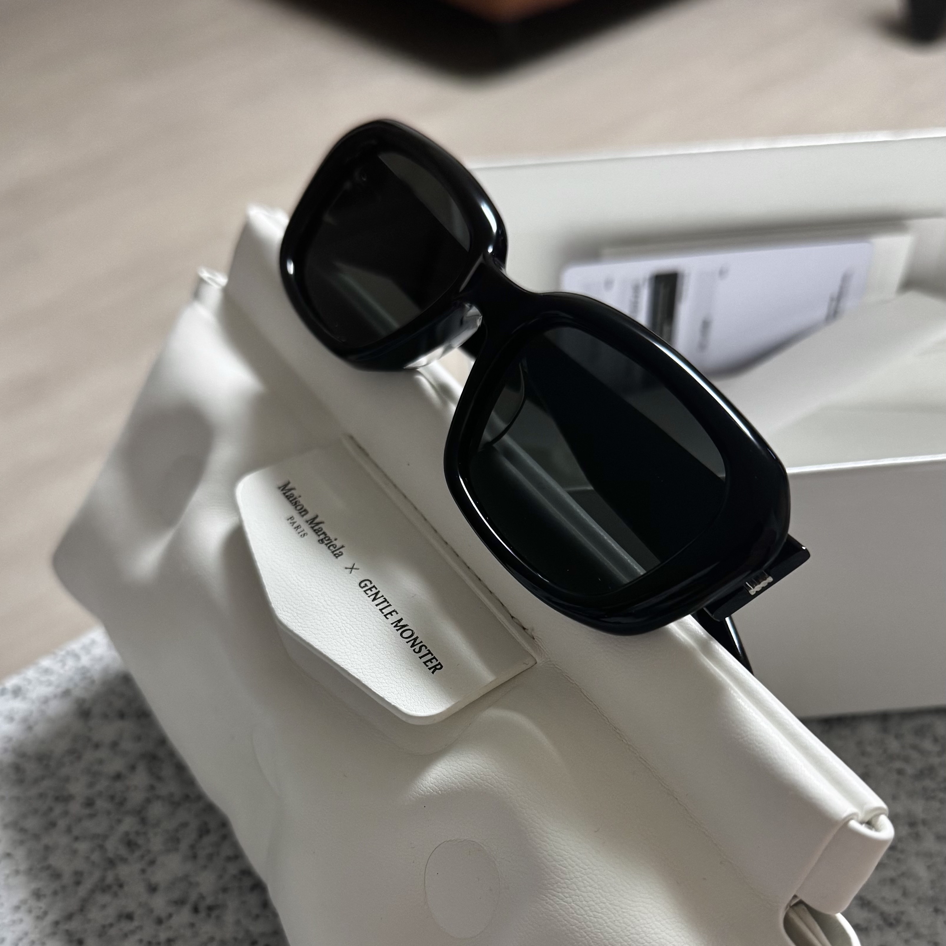 Gentle Monster x Maison Margiela MM207 Black Gray 착용 스타일 - 2