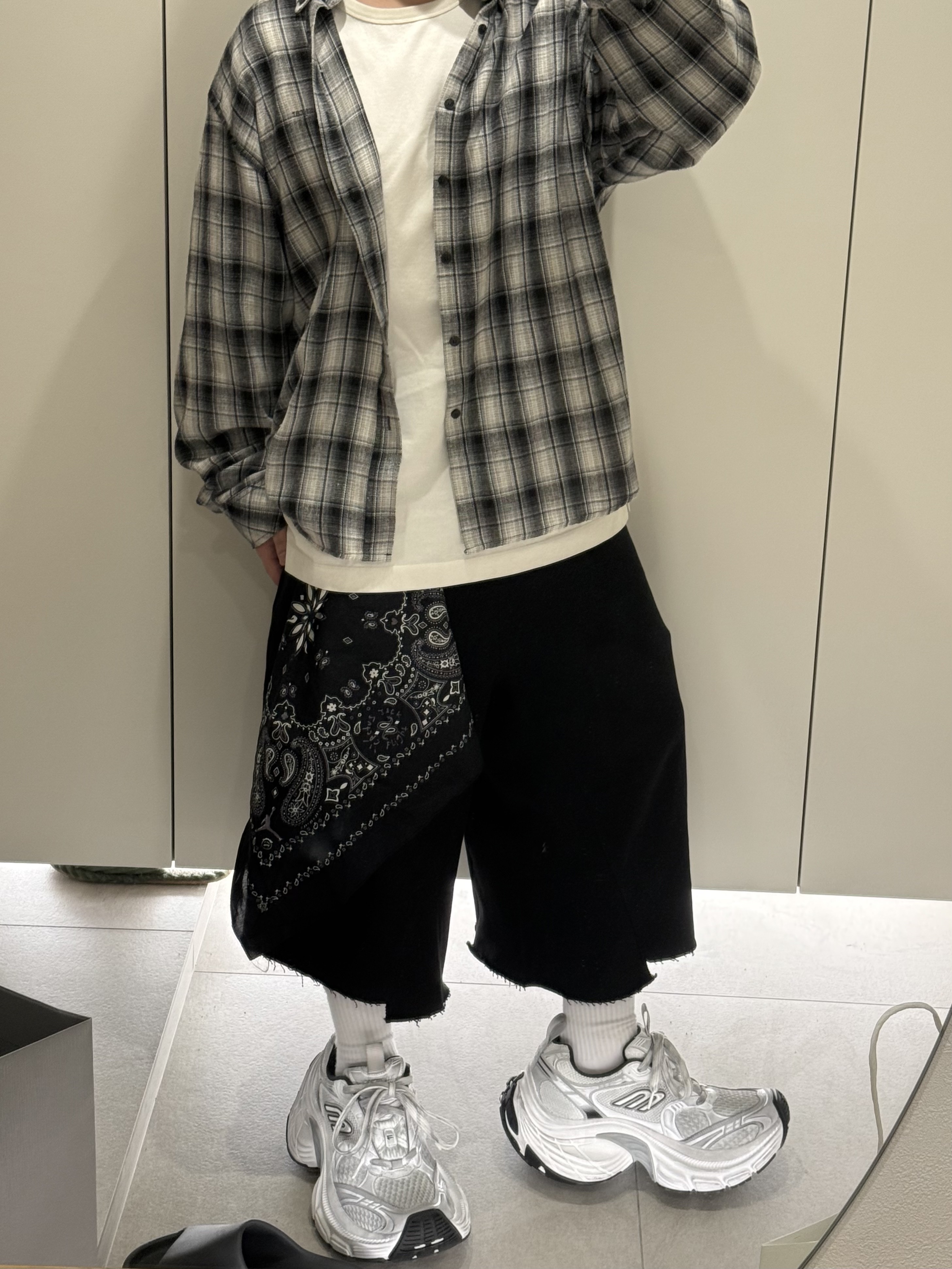 ROARINGRAD Unbalance Sweat Bermuda Pants Black, Balenciaga 10XL Sneakers White Grey Silver Black 착용 스타일 - 1
