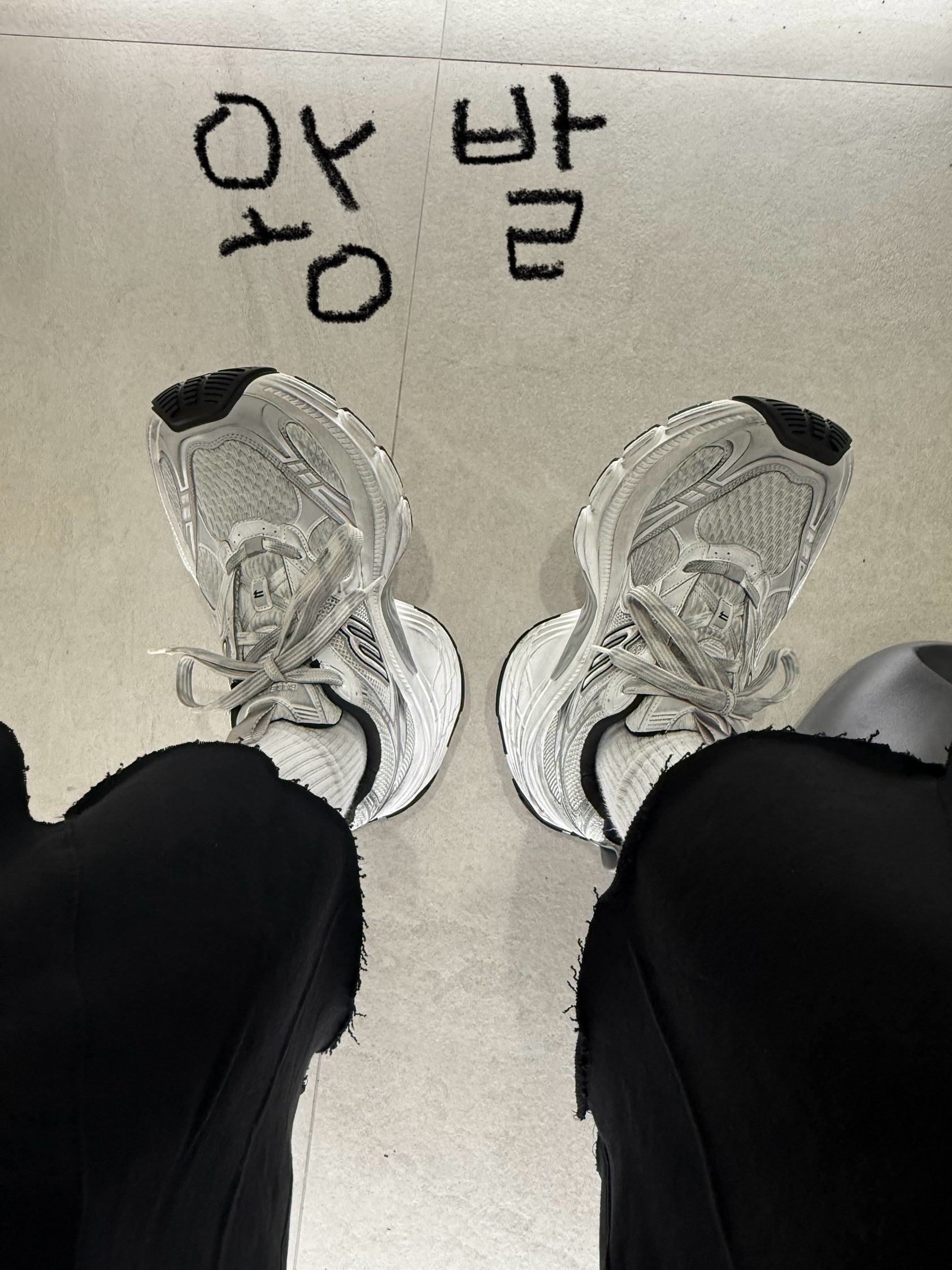 ROARINGRAD Unbalance Sweat Bermuda Pants Black, Balenciaga 10XL Sneakers White Grey Silver Black 착용 스타일 - 3