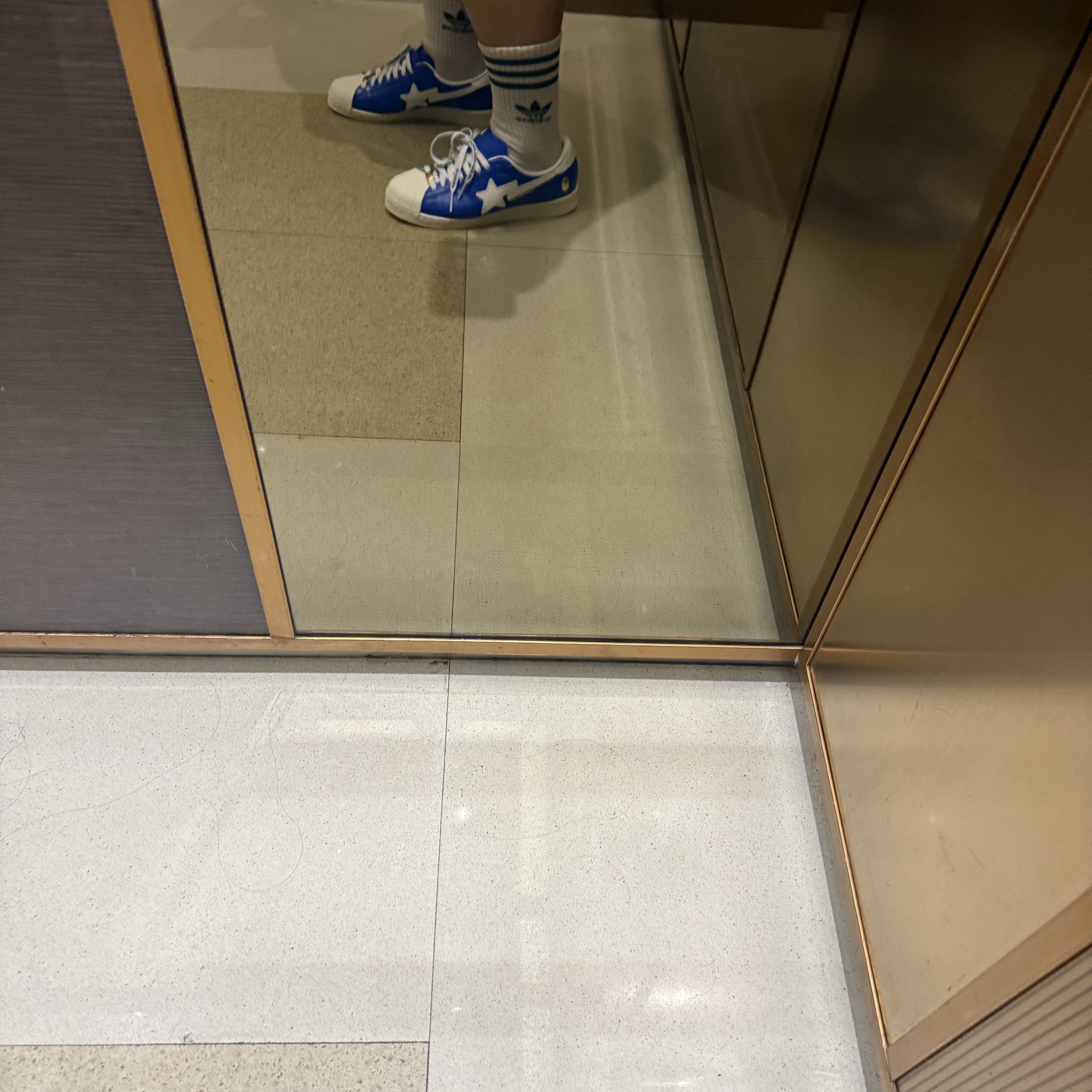 Adidas x BAPE Superstar Vintage Blue Cloud White 착용 스타일 - 2