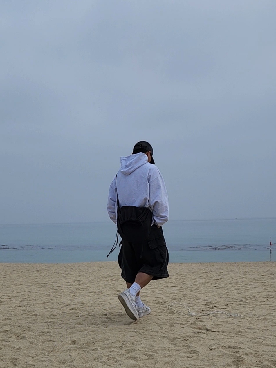 Nike x Billie Eilish Air Force 1 Low SP Triple White, Yeezy x Gosha Rubchinskiy YZY Black Dogs Hoodie Heather Grey 착용 스타일 - 1
