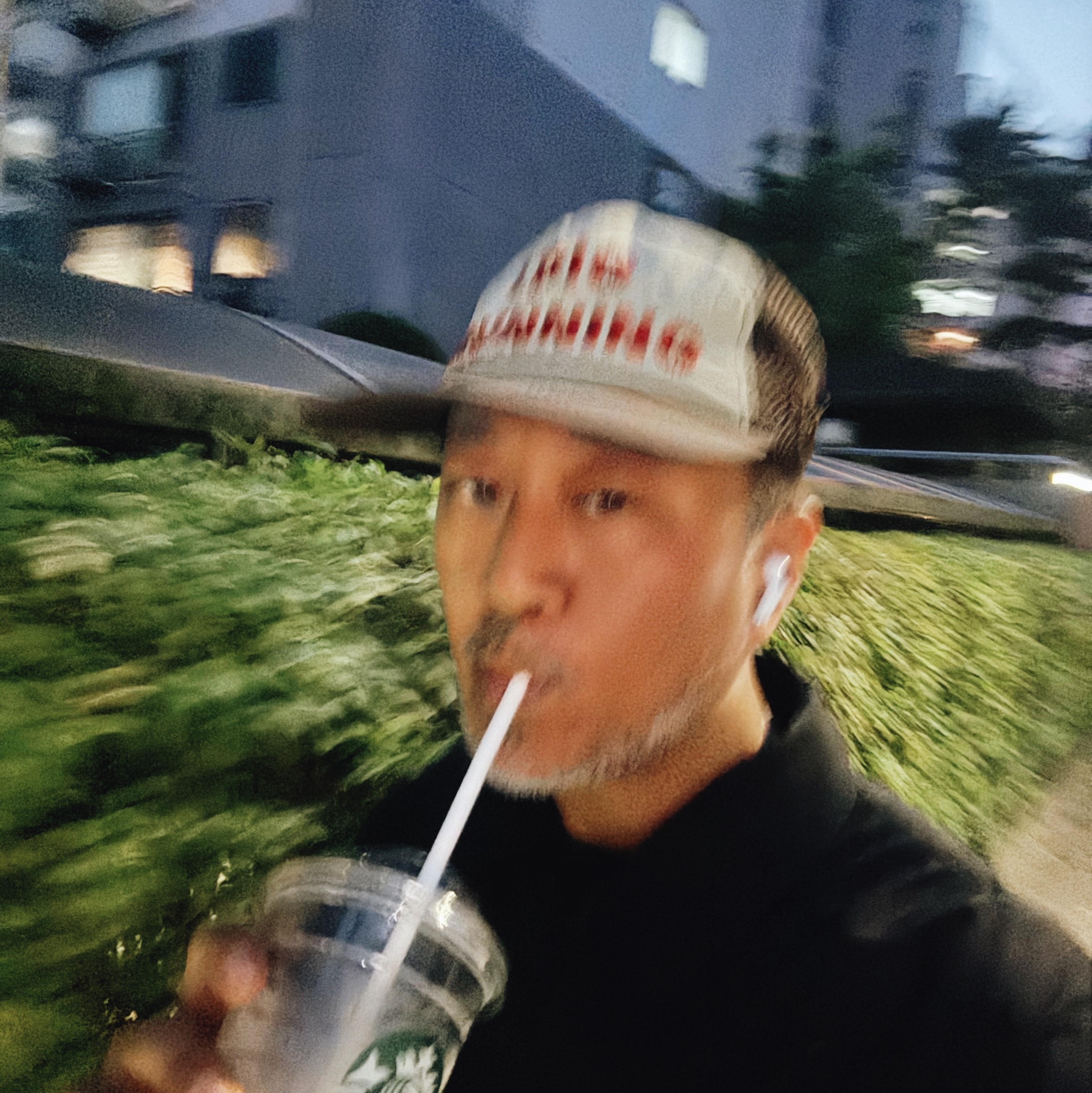 Alex Zono I Dig Running Trucker Hat OG Brown 착용 스타일 - 3