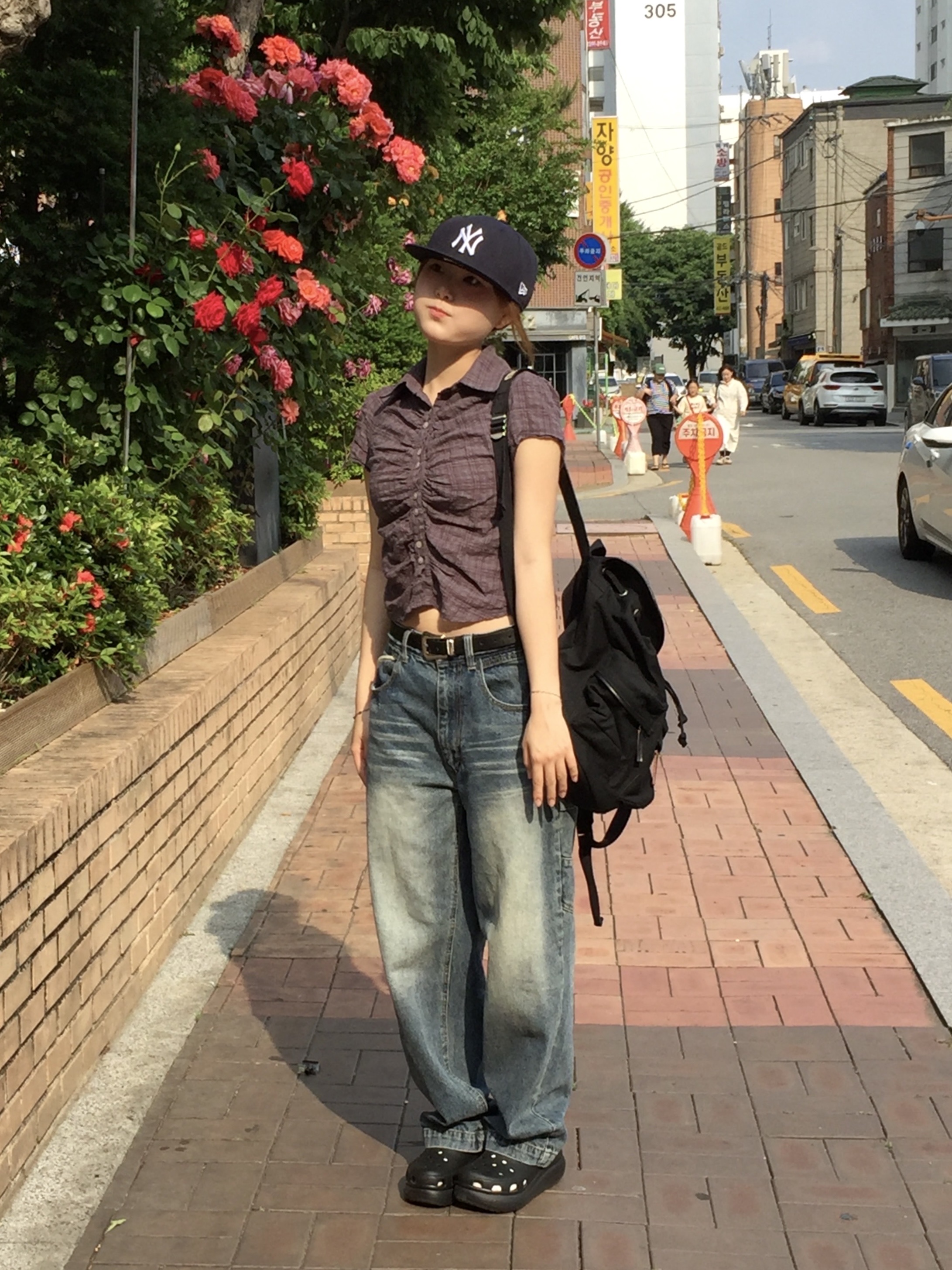 New Era 59Fifty MLB Authentic New York Yankees Game Navy, Crocs Classic Crush Clog Black 착용 스타일 - 3