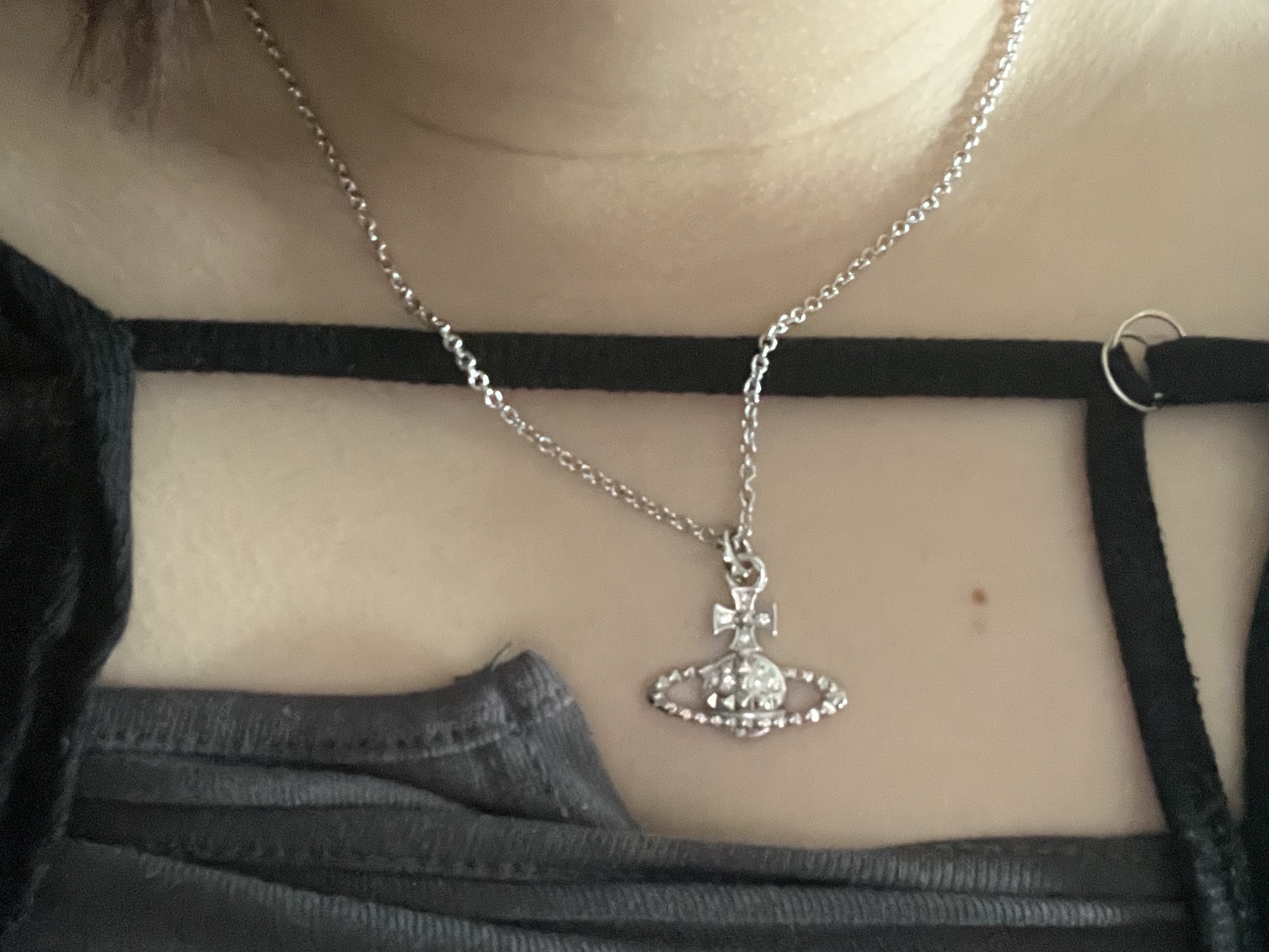 Vivienne Westwood Mayfair Bas Relief Pendant Silver 착용 스타일