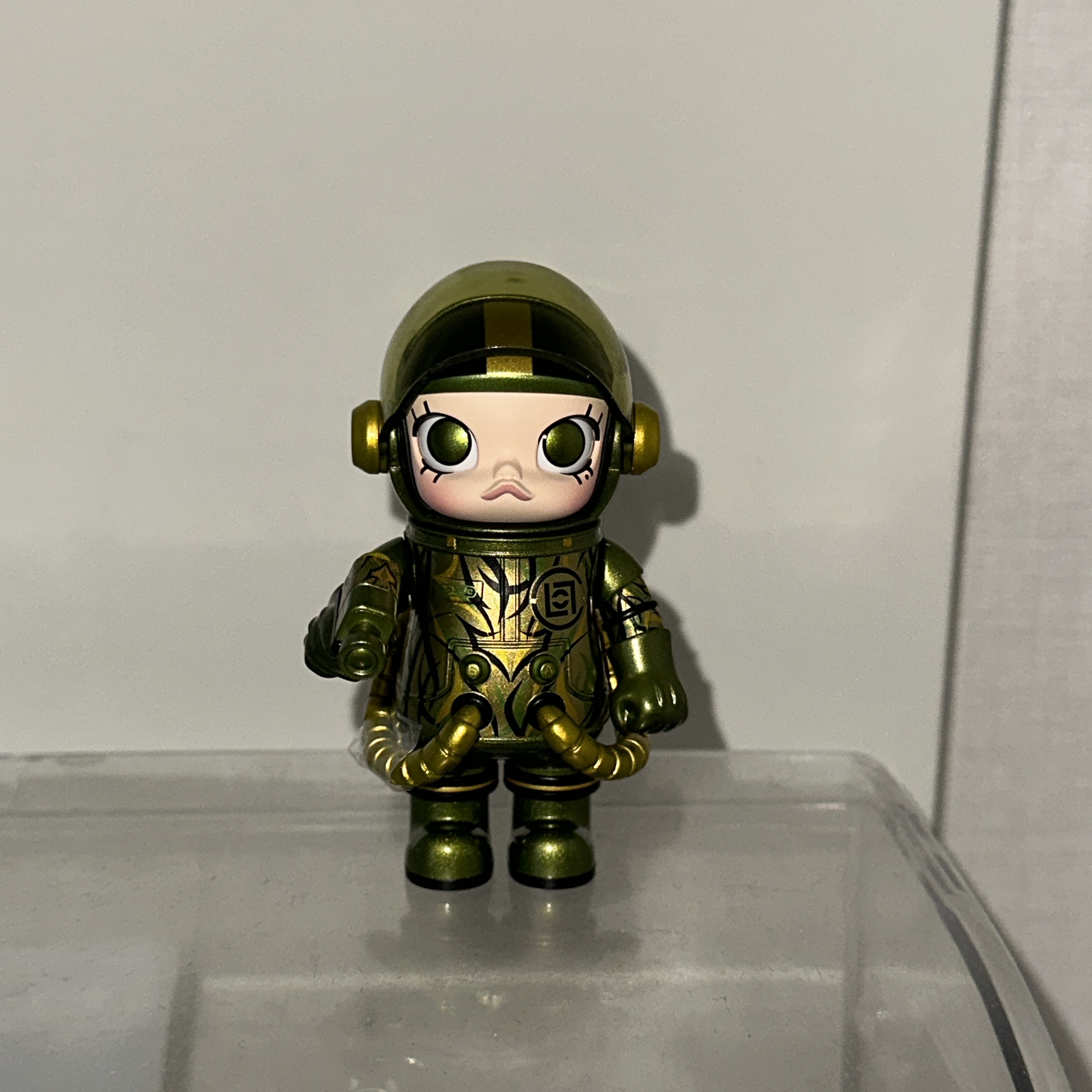 Pop Mart Mega Space Molly x Clot Alienegra Olive 100% 착용 스타일