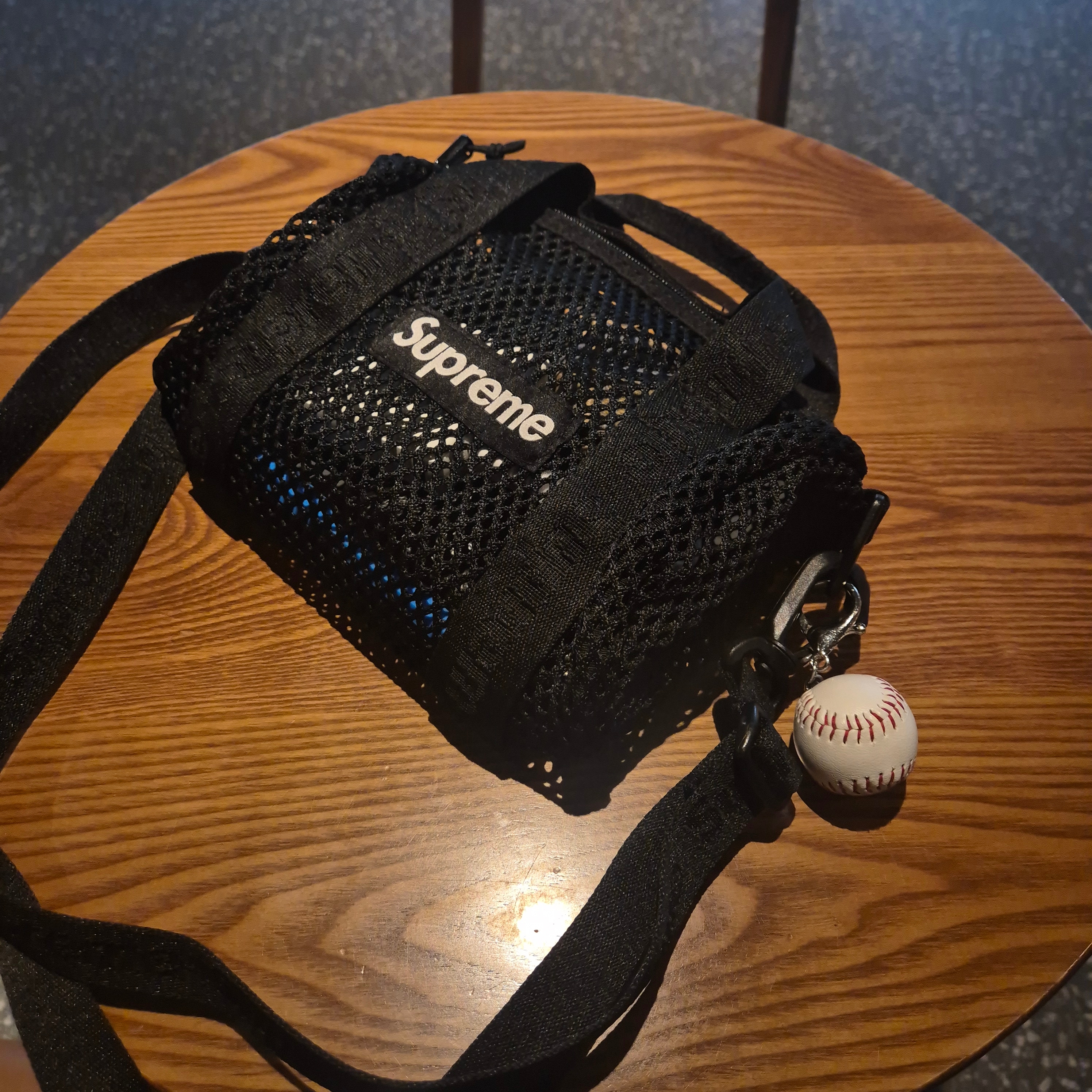Supreme Mesh Mini Duffle Bag Black - 25SS, Chanel Classic Card Holder Grained Calfskin & Gold Black 착용 스타일 - 1