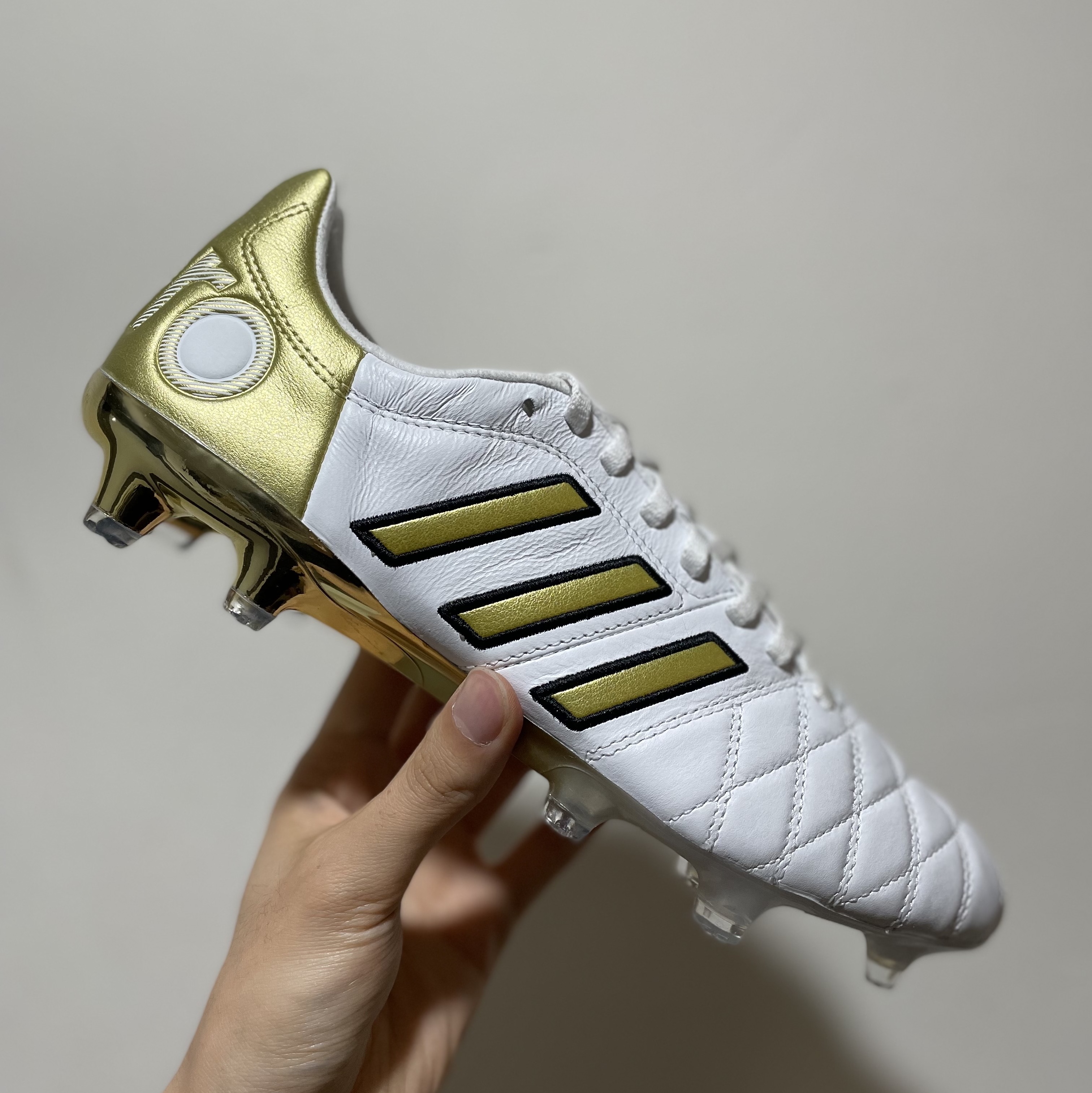 Adidas 11Pro Toni Kroos FG Cloud White Gold Metallic 착용 스타일