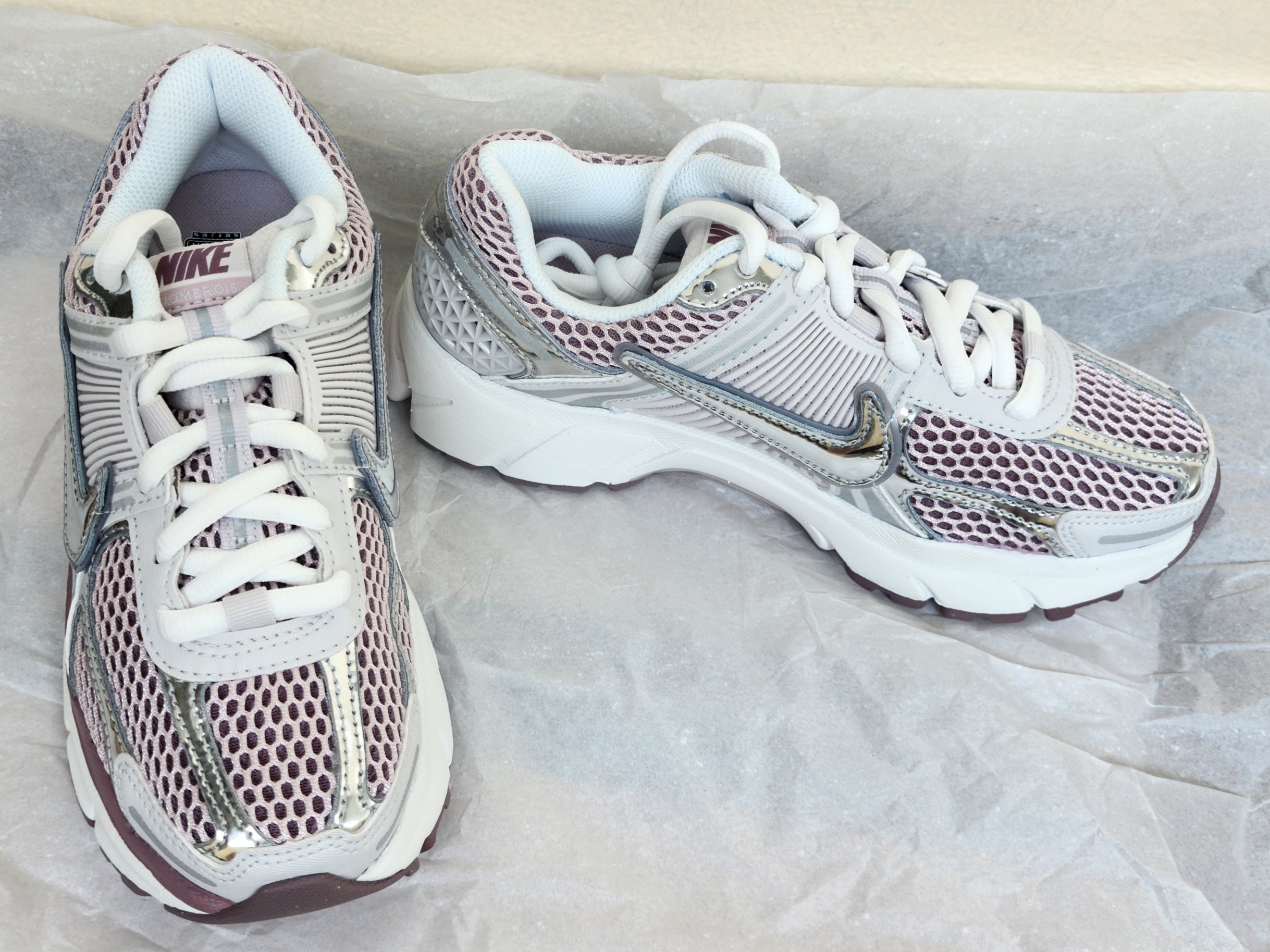 (W) Nike Zoom Vomero 5 Metallic Silver Platinum Violet 착용 스타일