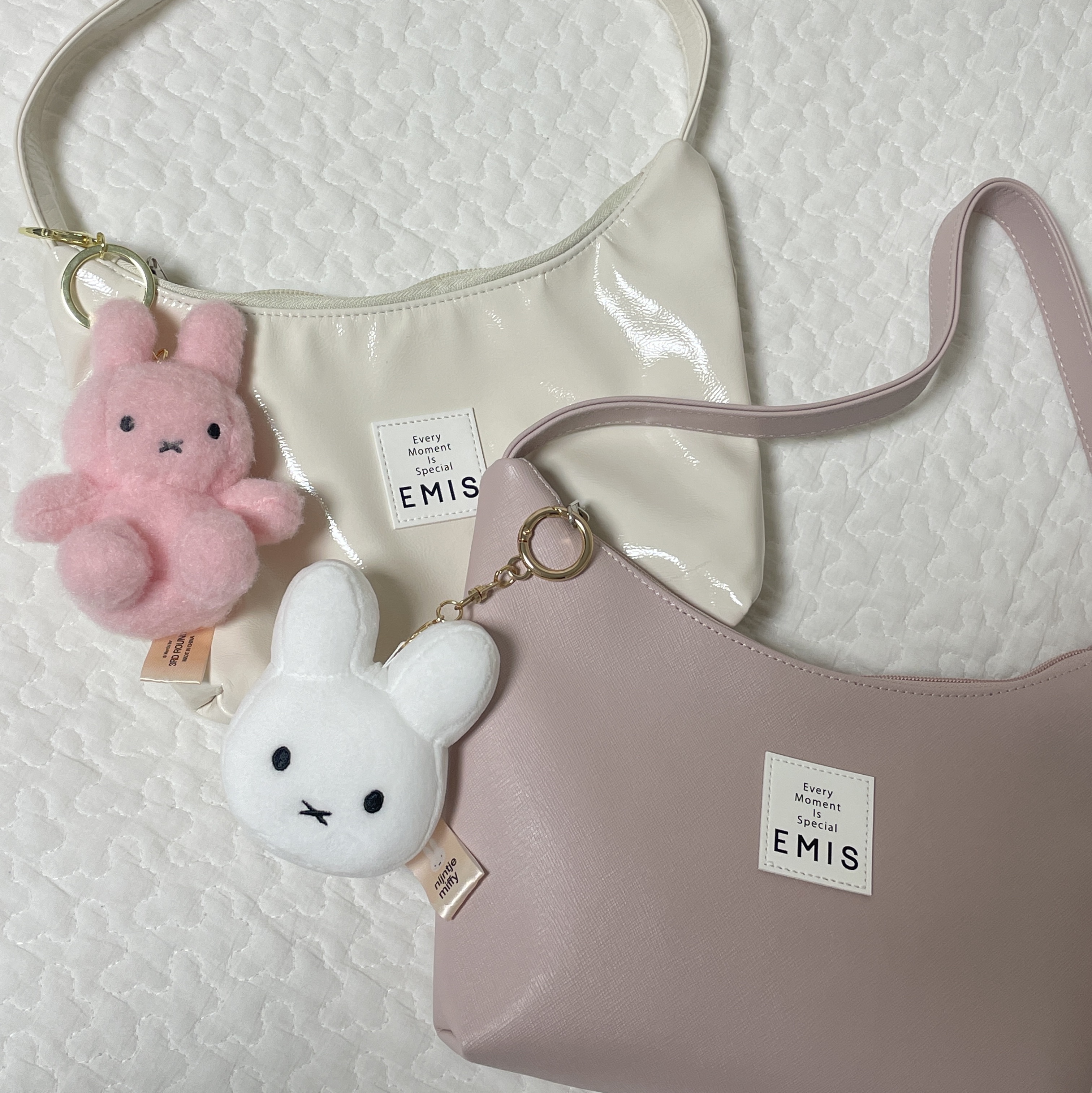 Emis Enamel Hobo Bag Ivory, Emis New Leather Hobo Bag Light Pink 착용 스타일 - 1
