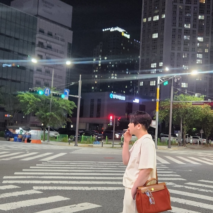 Hermes Herbag Zip 31 Bag Retourne Canvas & Palladium Orange Minium Fauve, Wooyoungmi Flower Back Logo T-Shirt Ivory - 24SS 착용 스타일 - 2