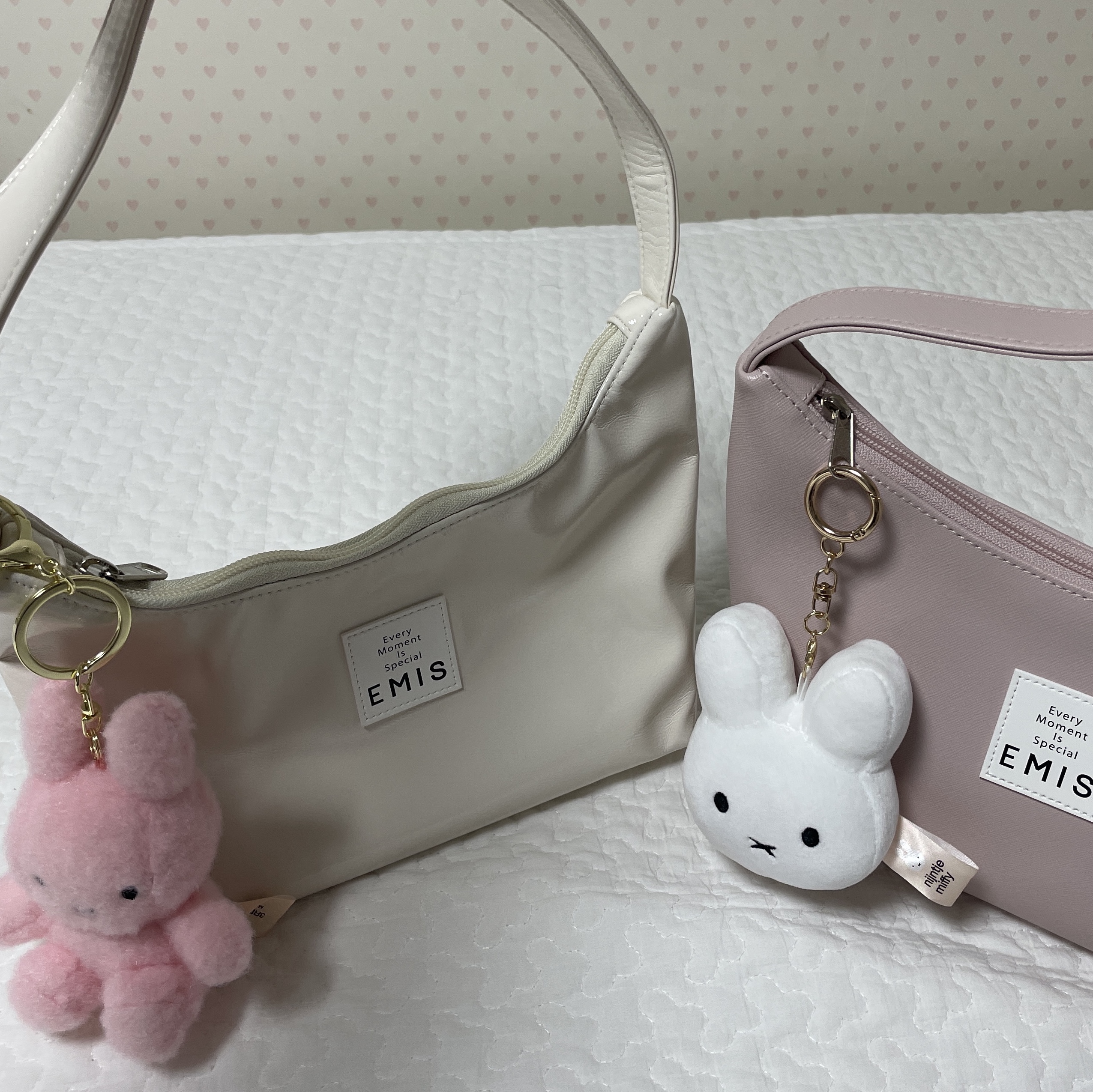 Emis Enamel Hobo Bag Ivory, Emis New Leather Hobo Bag Light Pink 착용 스타일 - 2