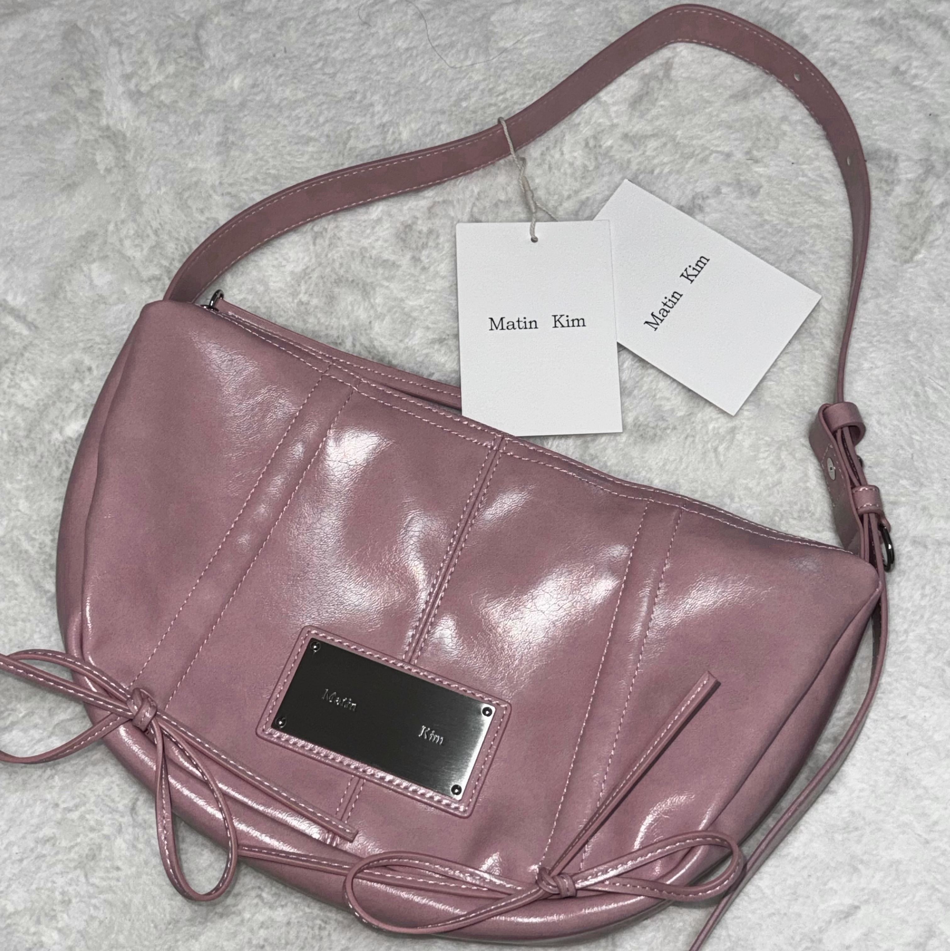 Matin Kim Half Shirring Ribbon Round Bag Pink 착용 스타일