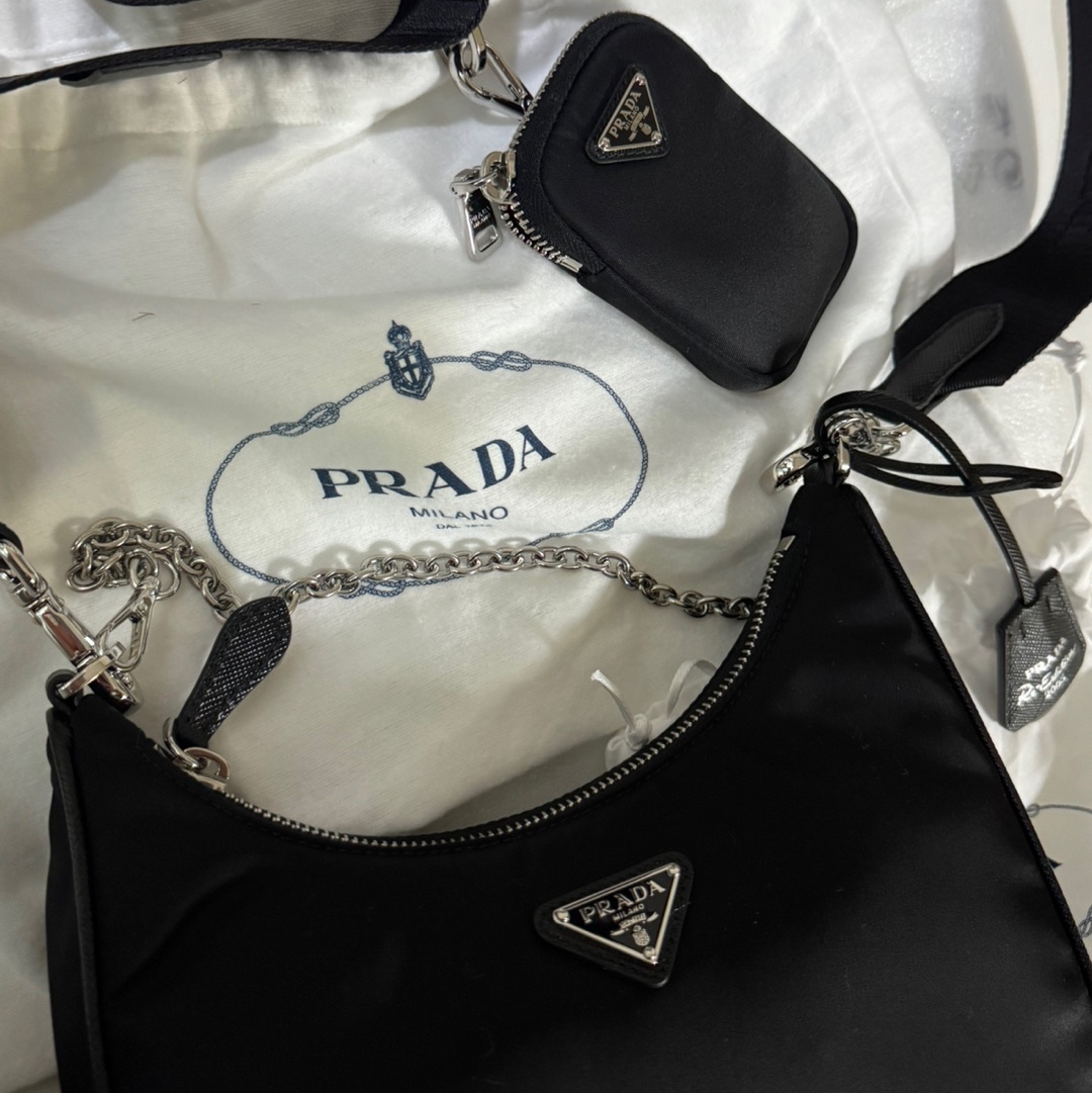 Prada Re-Edition 2005 Re-Nylon Shoulder Bag Black 착용 스타일